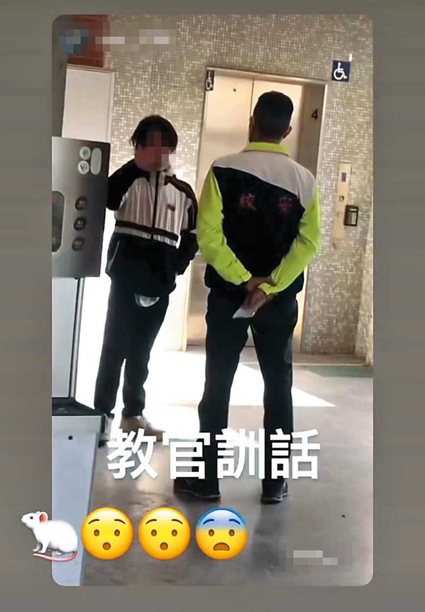 小宇被懷疑偷錢，與一名校安人員在走廊上爭執。（家屬提供）