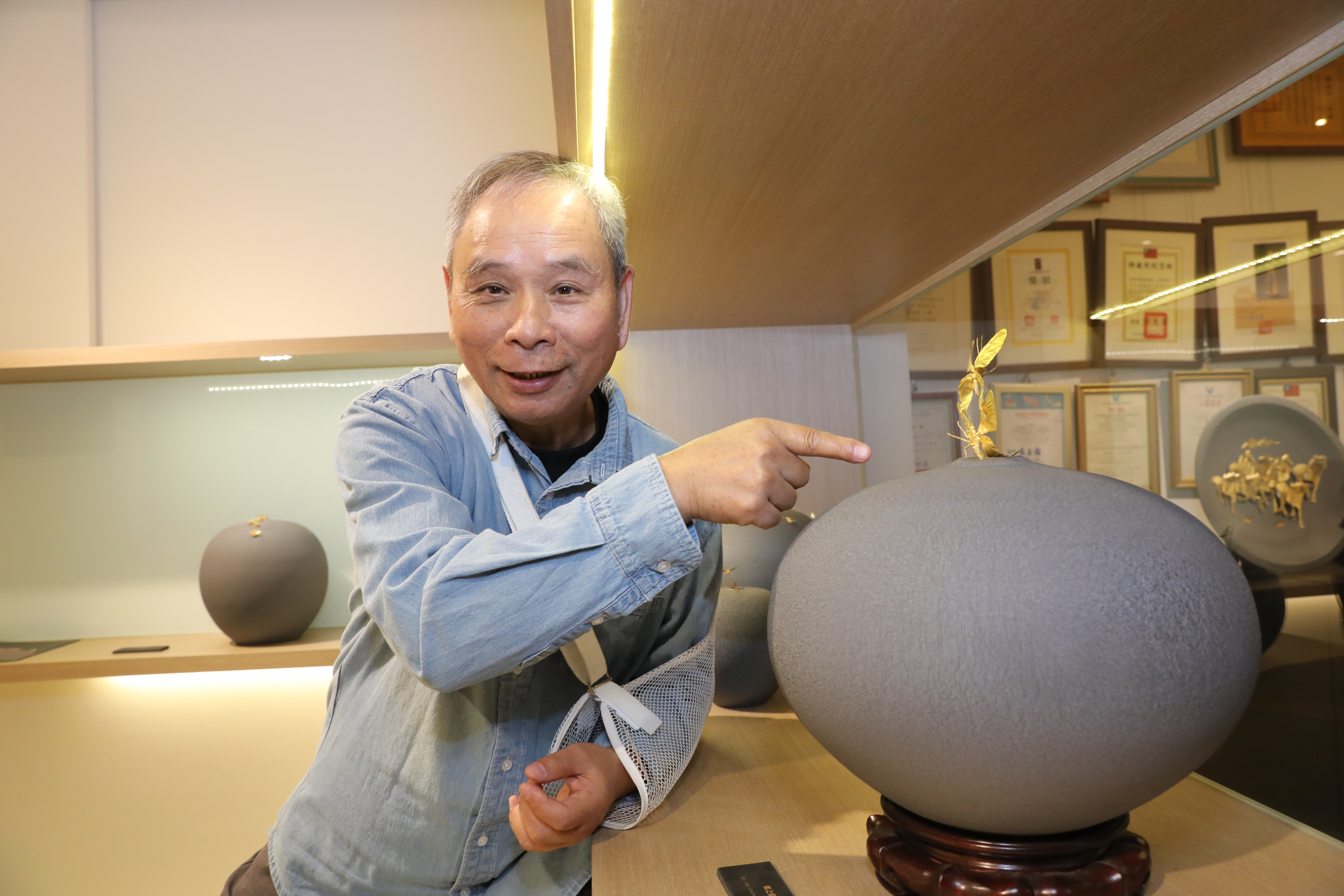 許朝宗舉「結晶釉」大師孫超得獎為例，認為單一創新技法獲獎實至名歸。