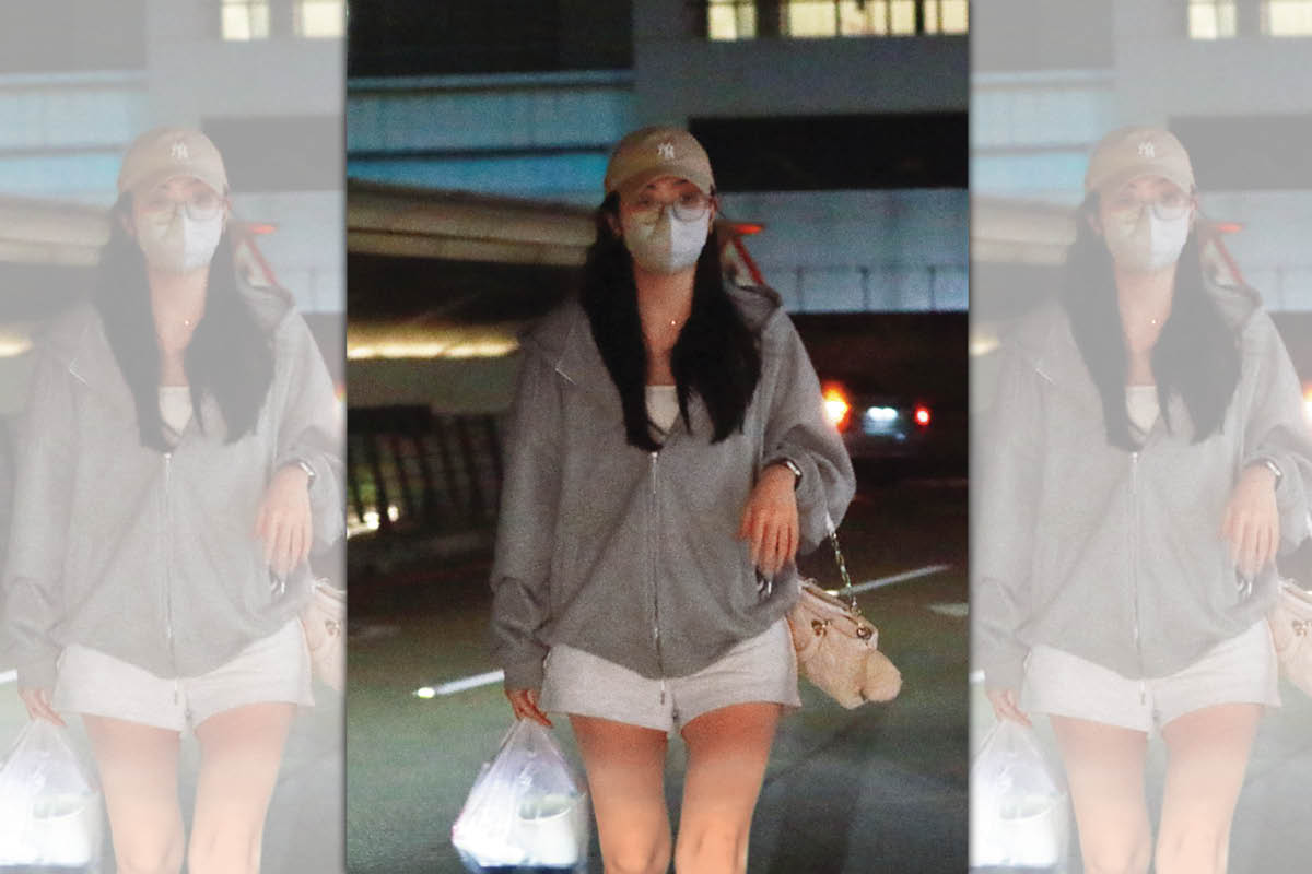 4月5日23：24，身休閒裝戴著帽子、眼鏡與口罩，大素顏的Cindy忽然下車，手提一袋食物。