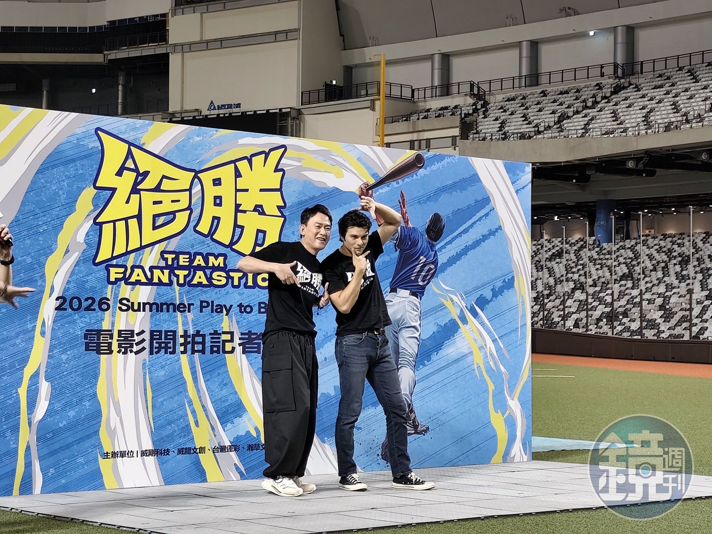 電影《絕勝》舉行開拍記者會，媒體請主演王識賢與鳳小岳模仿陳傑憲比出「Team Taiwan」動作。
