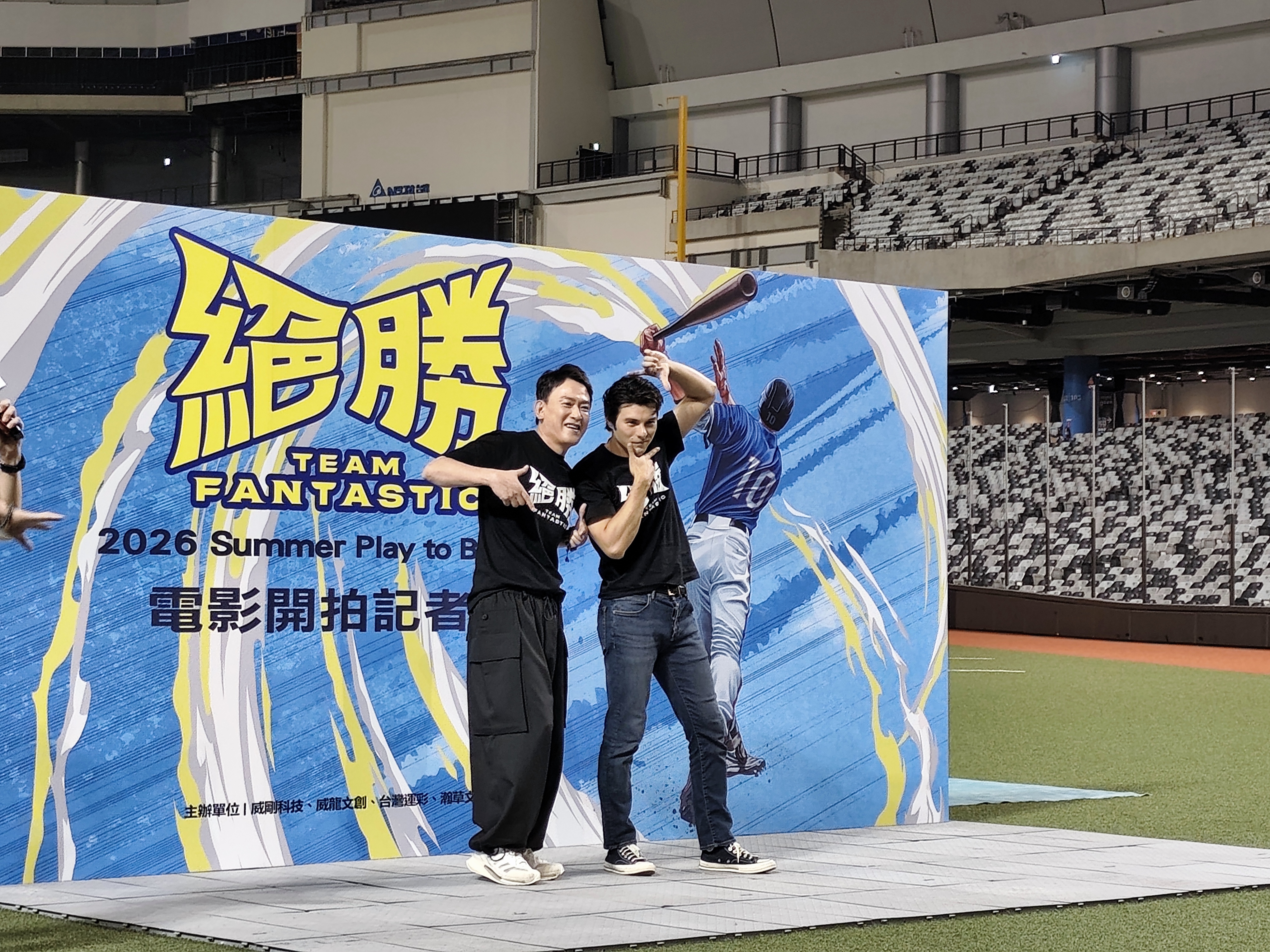 電影《絕勝》舉行開拍記者會，媒體請主演王識賢與鳳小岳模仿陳傑憲比出「Team Taiwan」動作。