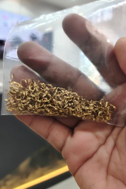 經過現場初步清點，這對情侶驚覺已有價值超過14萬泰銖的黃金被狗狗吞下肚子。（翻攝自TikTok＠pompomgang888）