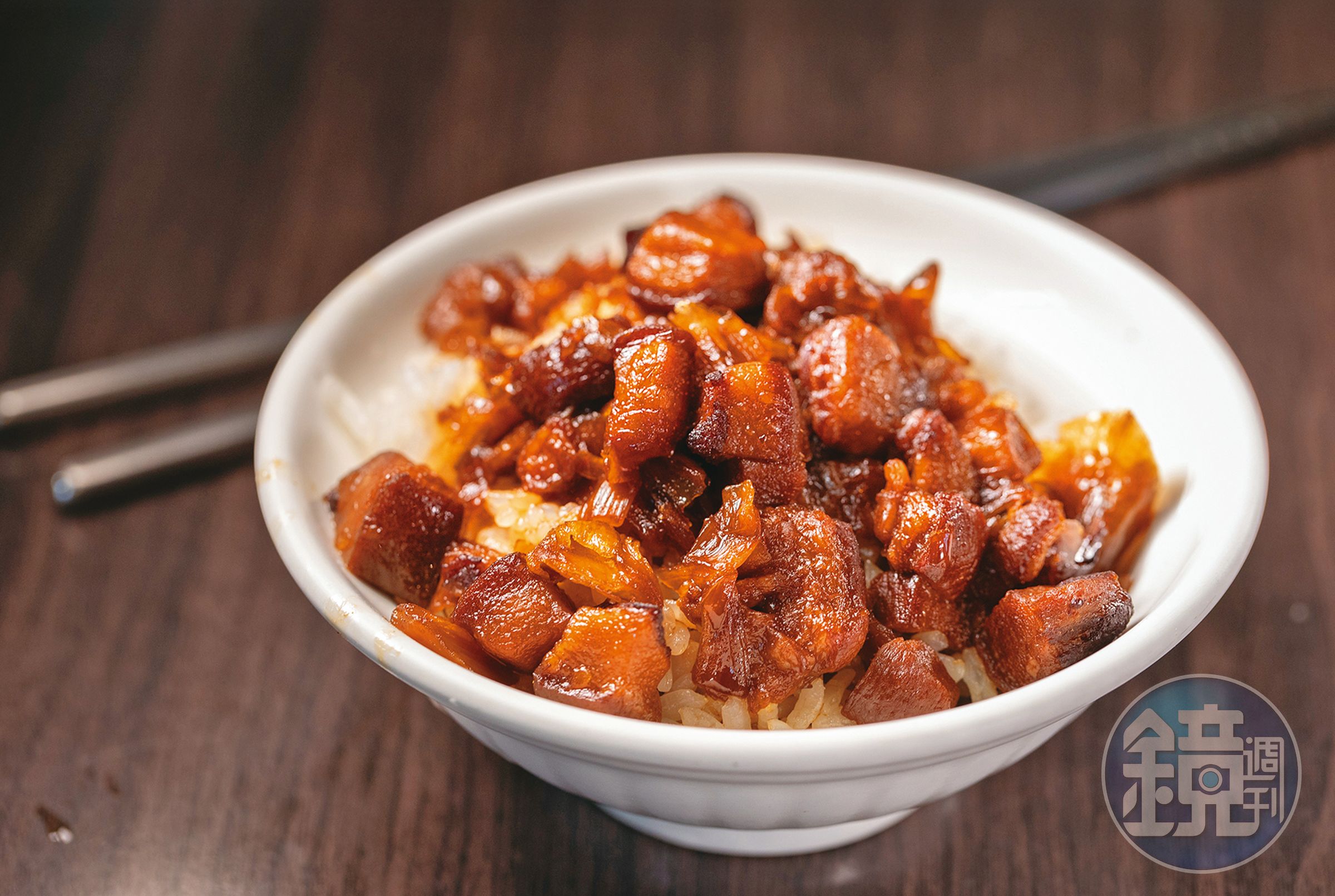 免費取用的「肉臊飯」粒粒滿布油光,這家店如果只賣肉臊飯,應該也可以獲必比登推薦。
