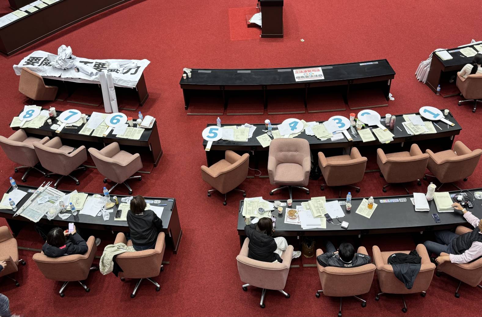 民眾黨8位立委集體離席後，一度回到議場內，不過後來再度集體離席。