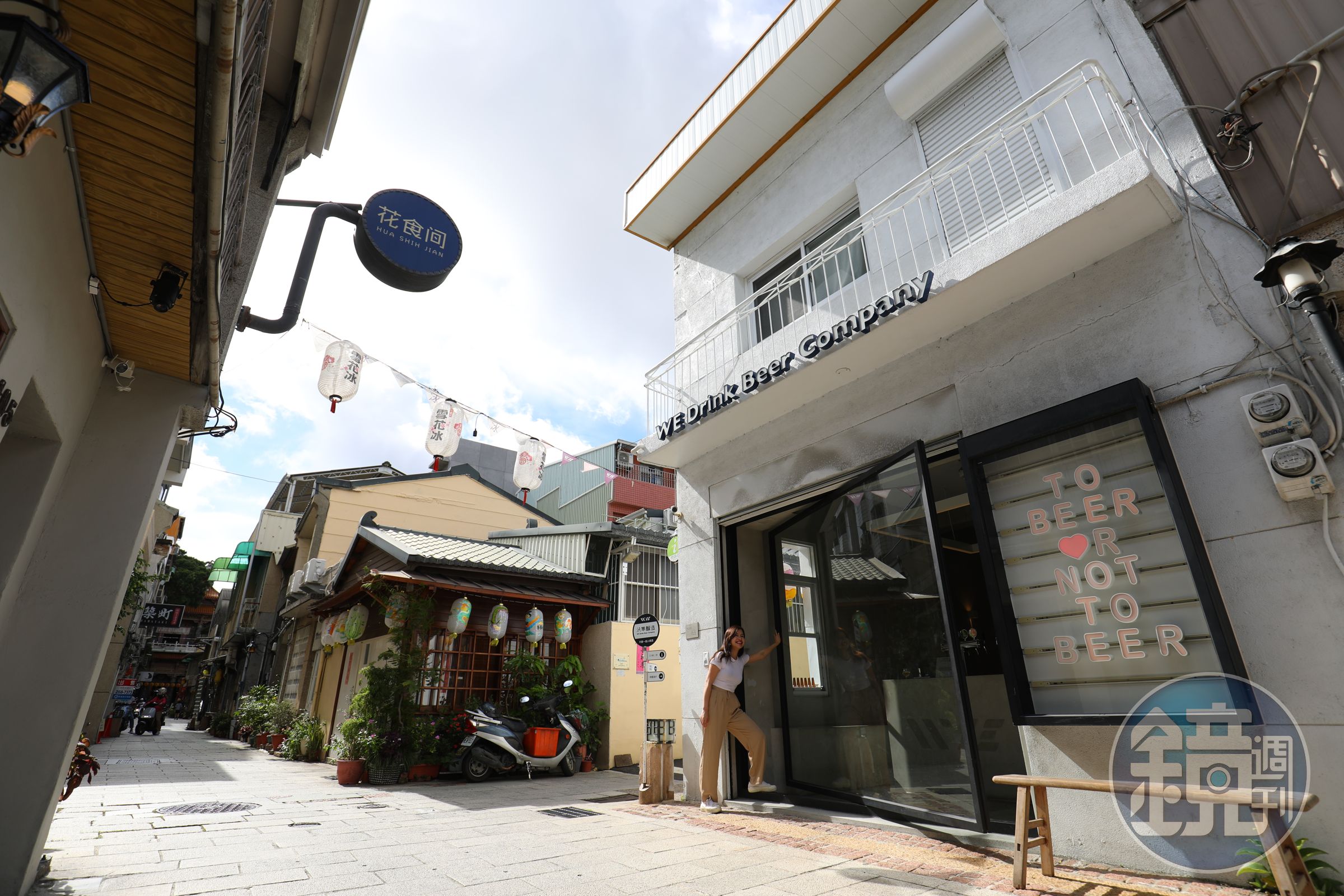 由老宅改建的「沃隼釀造」位於台南市神農街,大門是整片旋轉玻璃門。
