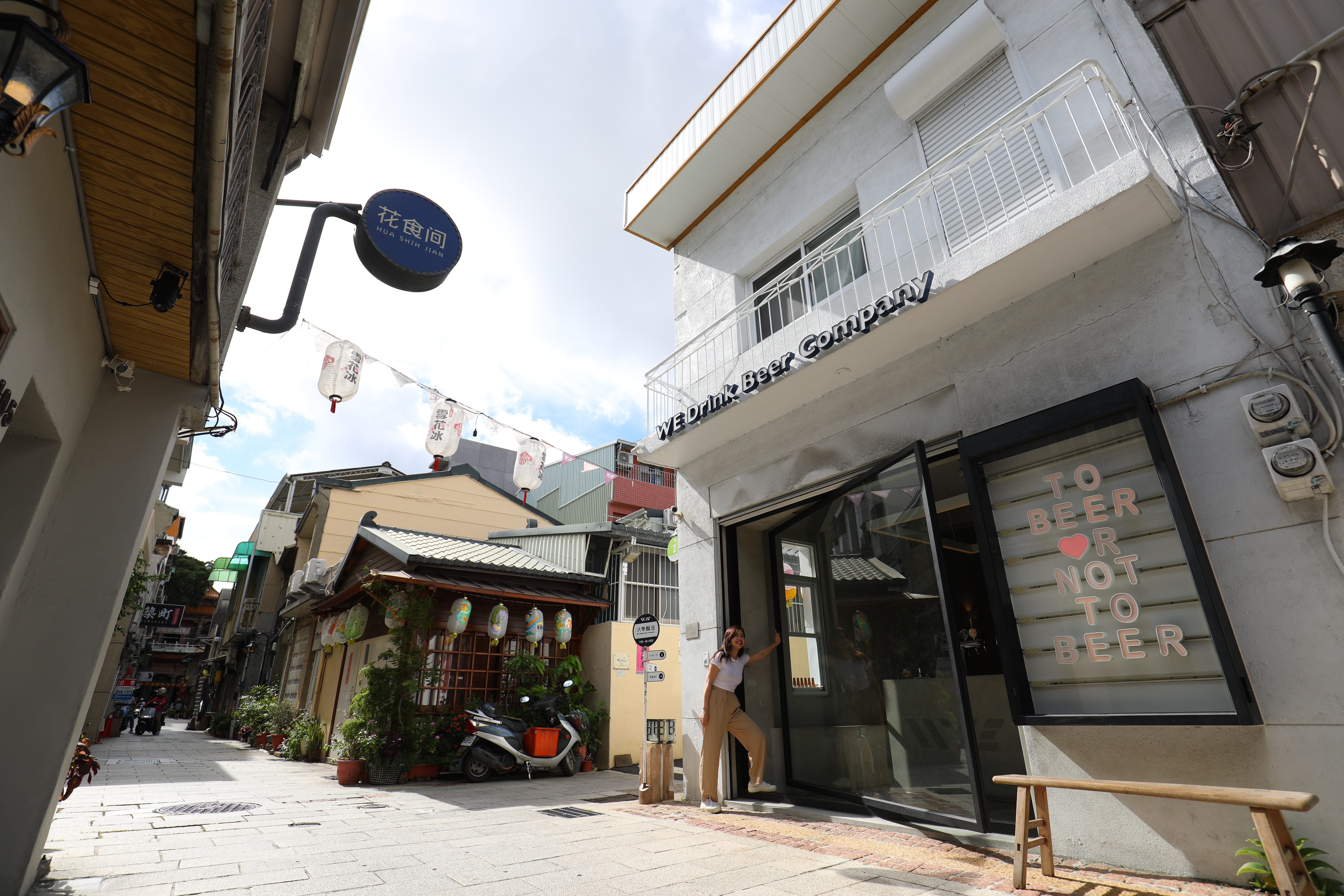 由老宅改建的「沃隼釀造」位於台南市神農街，大門是整片旋轉玻璃門。