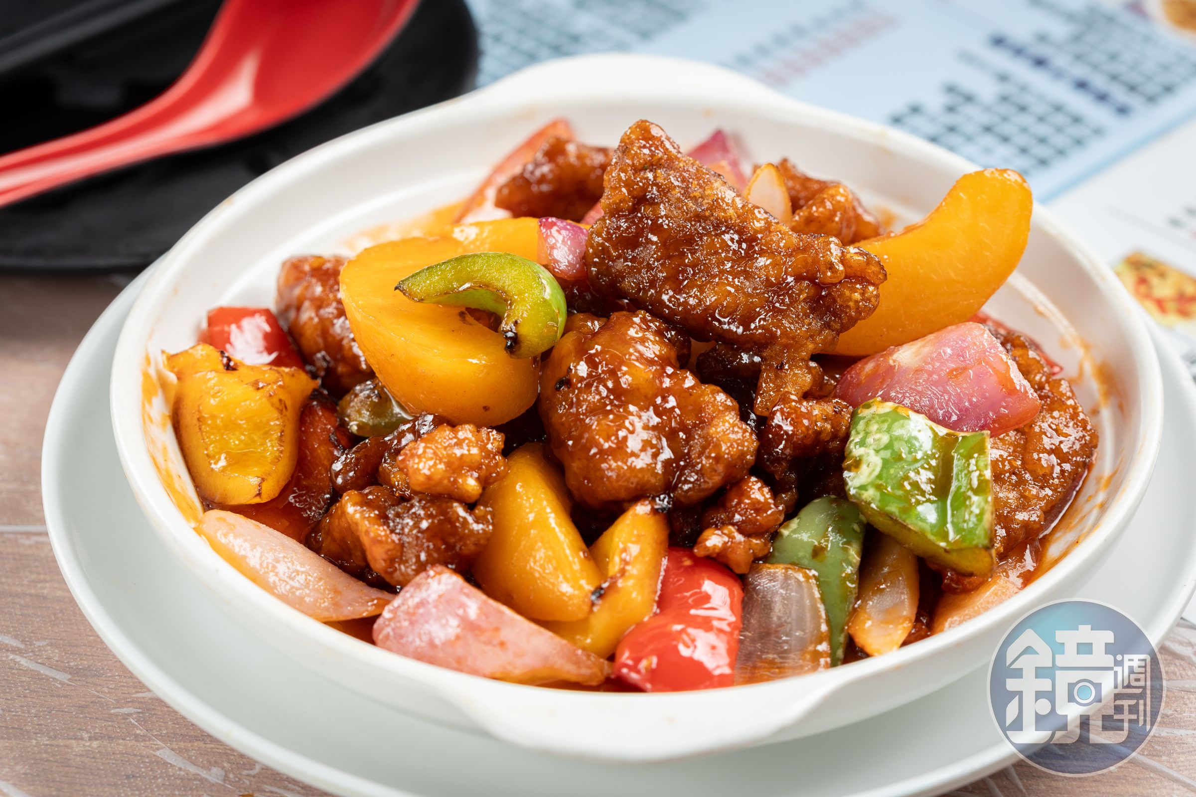 「蜜桃拔絲真咕咾肉」的蜜桃酸甜清新,恰好平衡了豬肉的膩。(港幣88元/份,約NT$332)