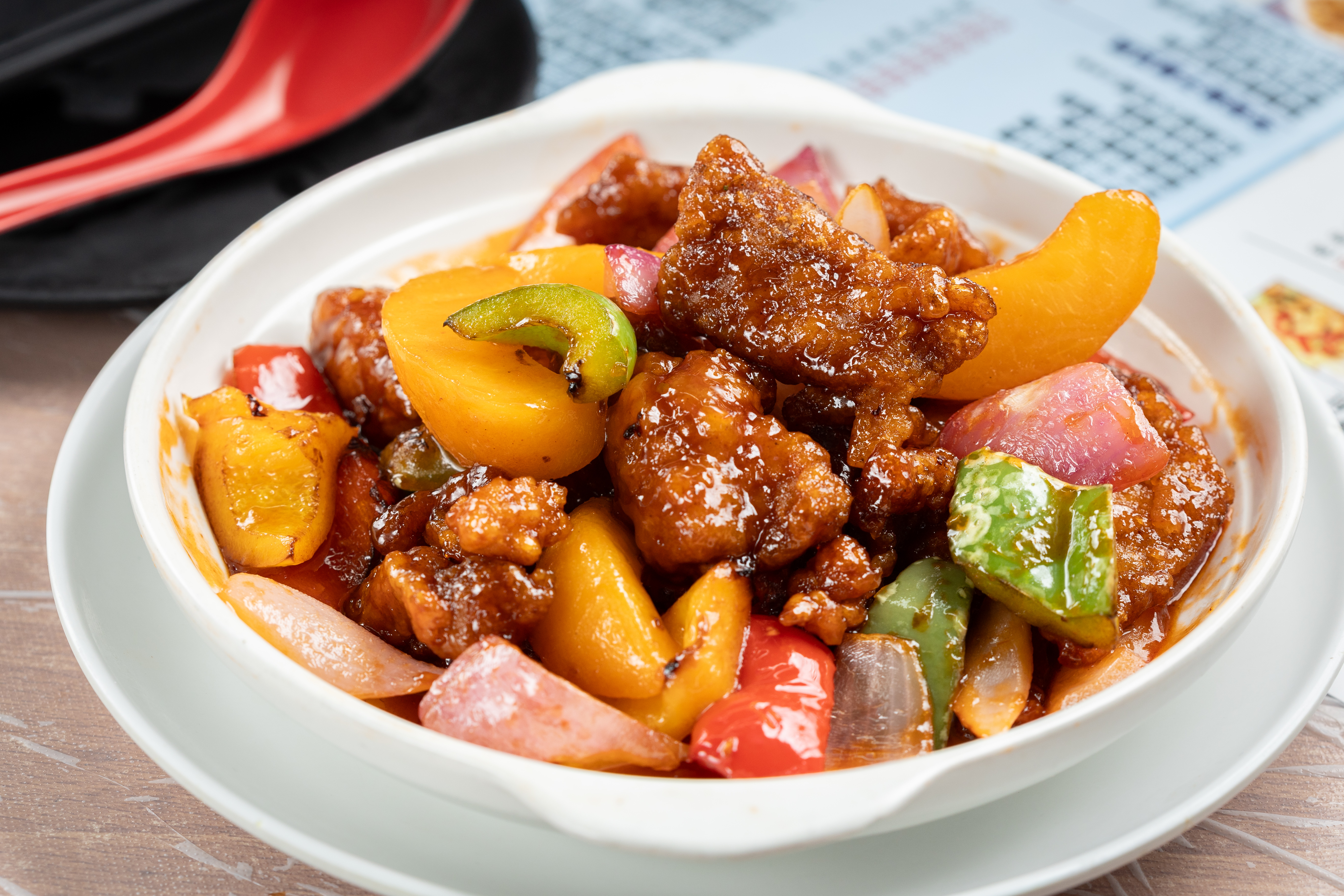 「蜜桃拔絲真咕咾肉」的蜜桃酸甜清新，恰好平衡了豬肉的膩。（港幣88元／份，約NT$332）