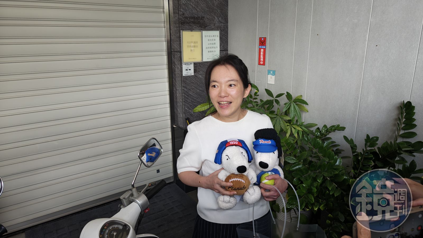 陳幸妤收到史努比娃娃，罕見在鏡頭前露出燦爛的笑容，她還興奮直呼「這兩隻超可愛的！」