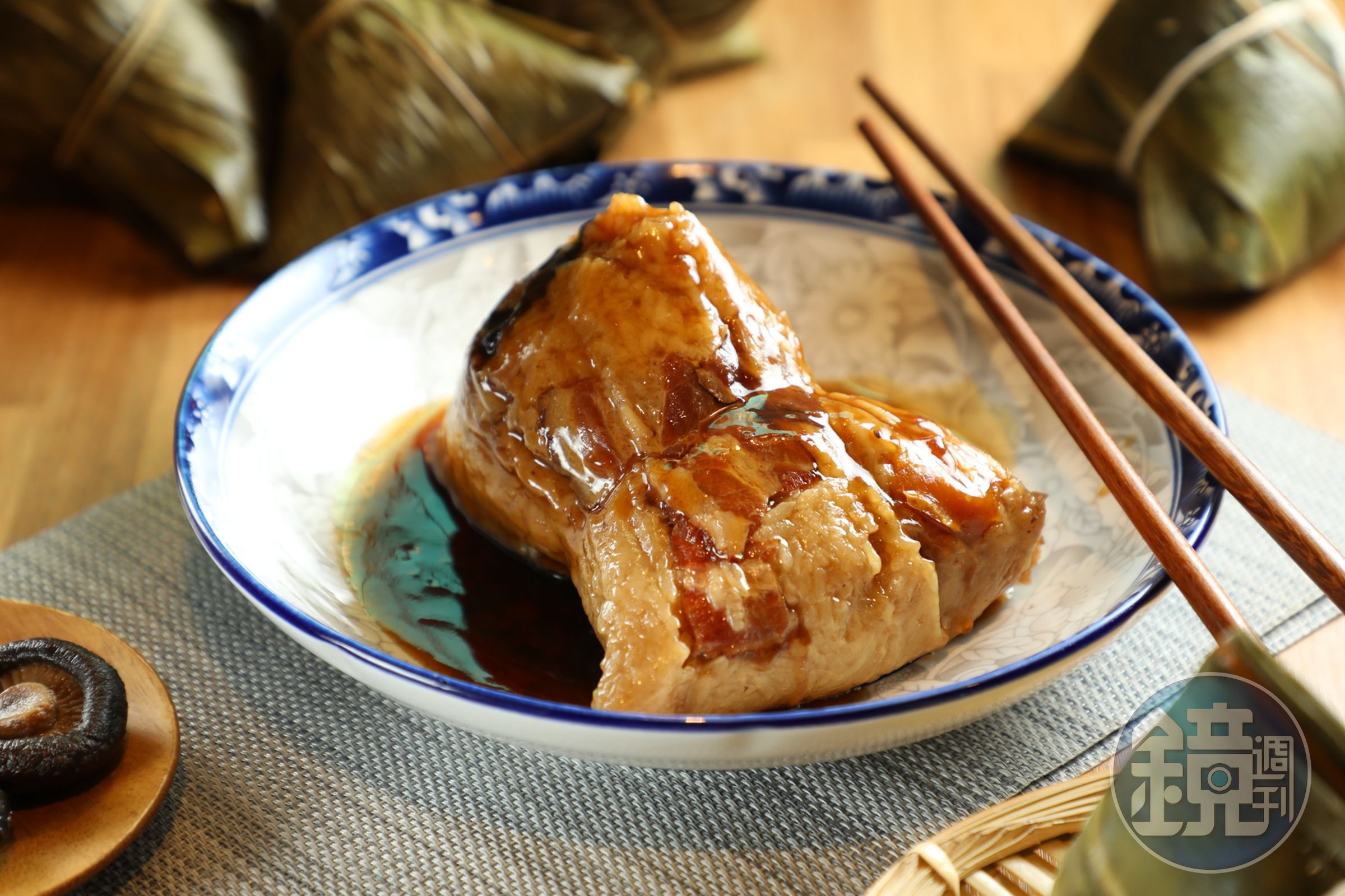 「施記肉粽」的老客人只要一聽到「八寶干貝粽」就垂涎欲滴。（180元／顆）