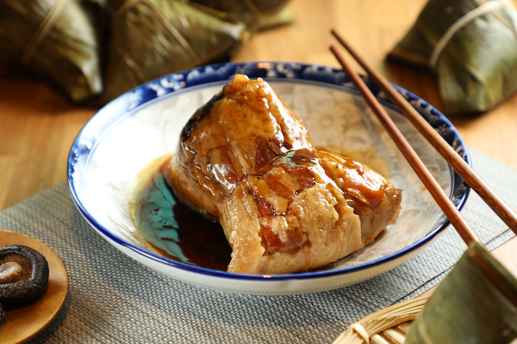 「施記肉粽」的老客人只要一聽到「八寶干貝粽」就垂涎欲滴。（180元／顆）