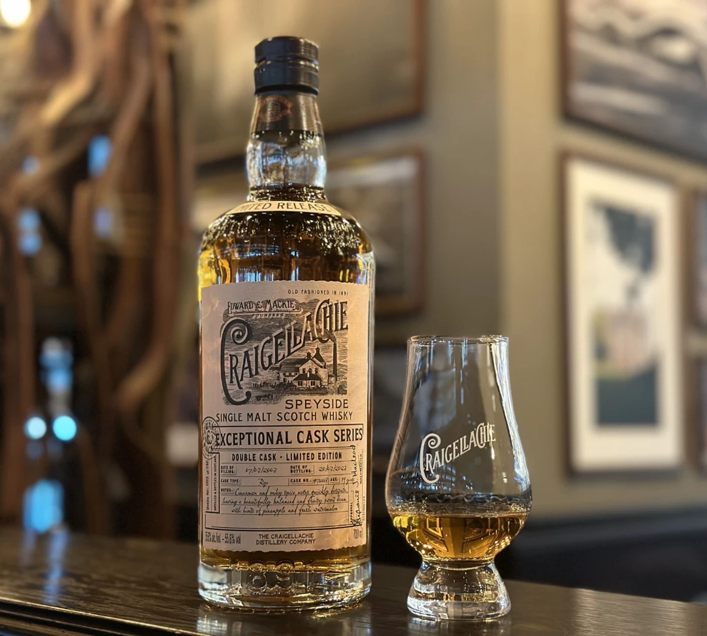 Craigellachie 魁列奇19年裸麥桶／類別：單一麥芽威士忌／產地：蘇格蘭斯佩塞區／特色：以熟成超過18年的魁列奇酒液，再經歷曾經熟成美國裸麥威士忌的酒桶，進行一年半的過桶收尾，利用裸麥威士忌強烈的尾韻，去襯托豐滿馥郁果香調性，使尾韻的熱帶水果香氣更加飽滿／酒精：55.6%／建議售價：約NT$11,000。
