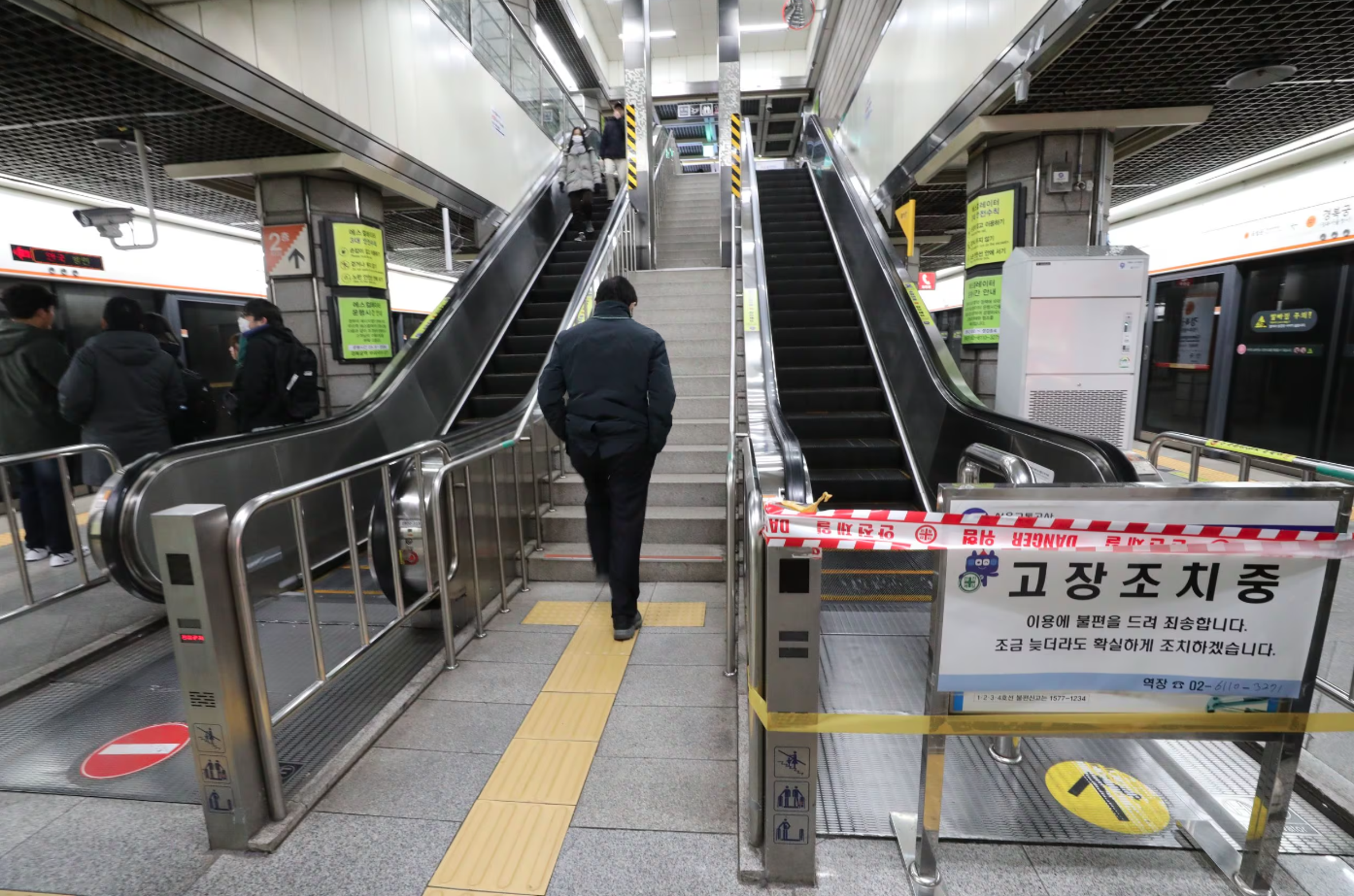 南韓首爾地鐵3號線景福宮站4日上午發生手扶梯故障,導致10人摔倒。(翻攝自韓媒聯合新聞)