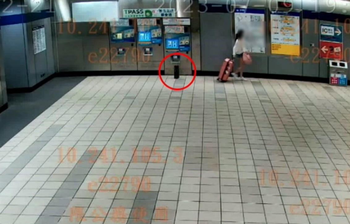 從國外返台的女性民眾，將一瓶洋酒遺忘在加值票卡機忘了帶走。（翻攝畫面）