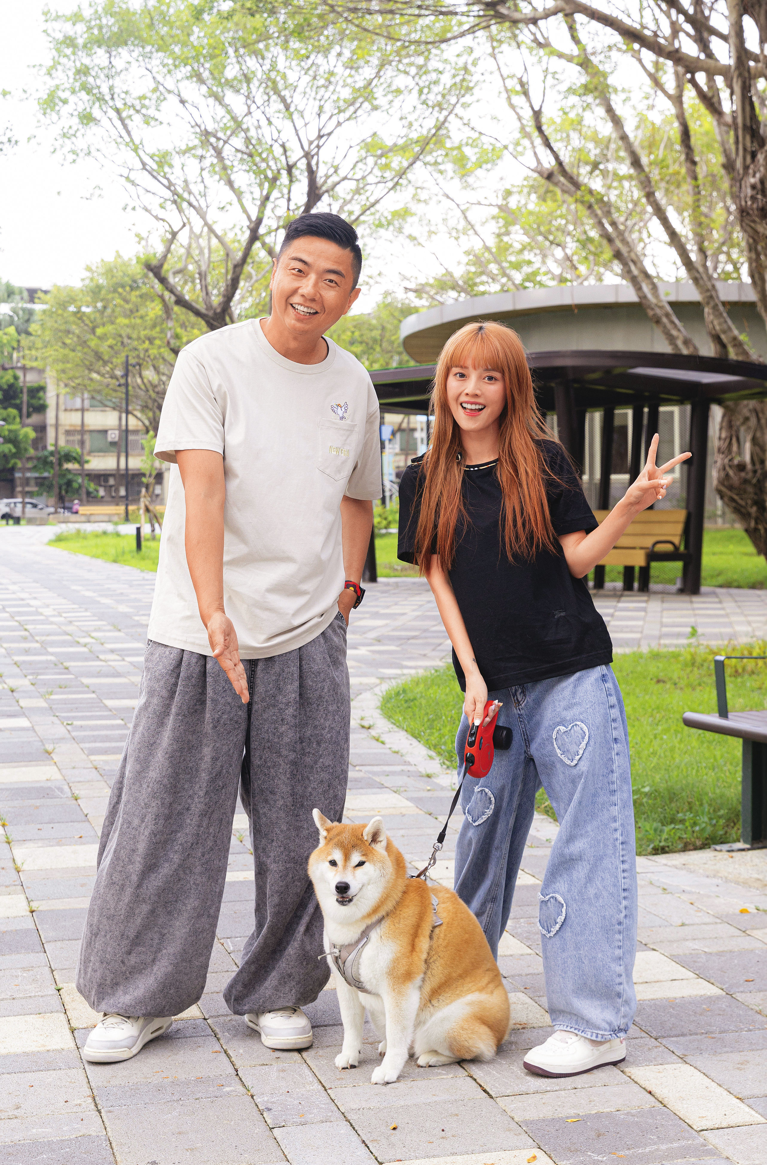 黃禹菡(右)跟愛犬瑞秋(中)及熊爸(左)一起到公園散步,瑞秋看到陌生人顯得有點緊張。