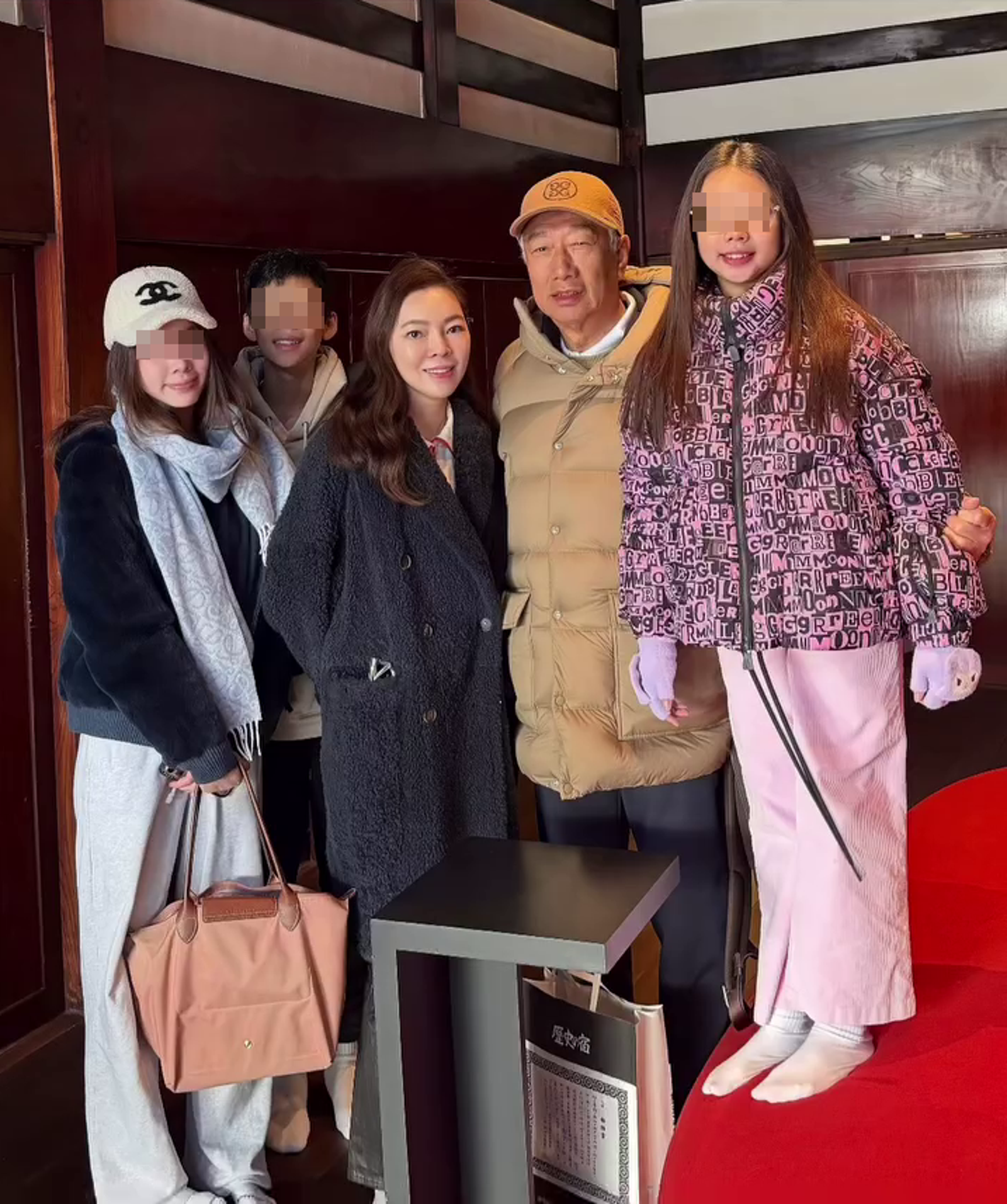 曾馨瑩分享全家福，大女兒妞妞（左一）戴著媽咪的CHANEL帽子。（翻攝曾馨瑩IG）