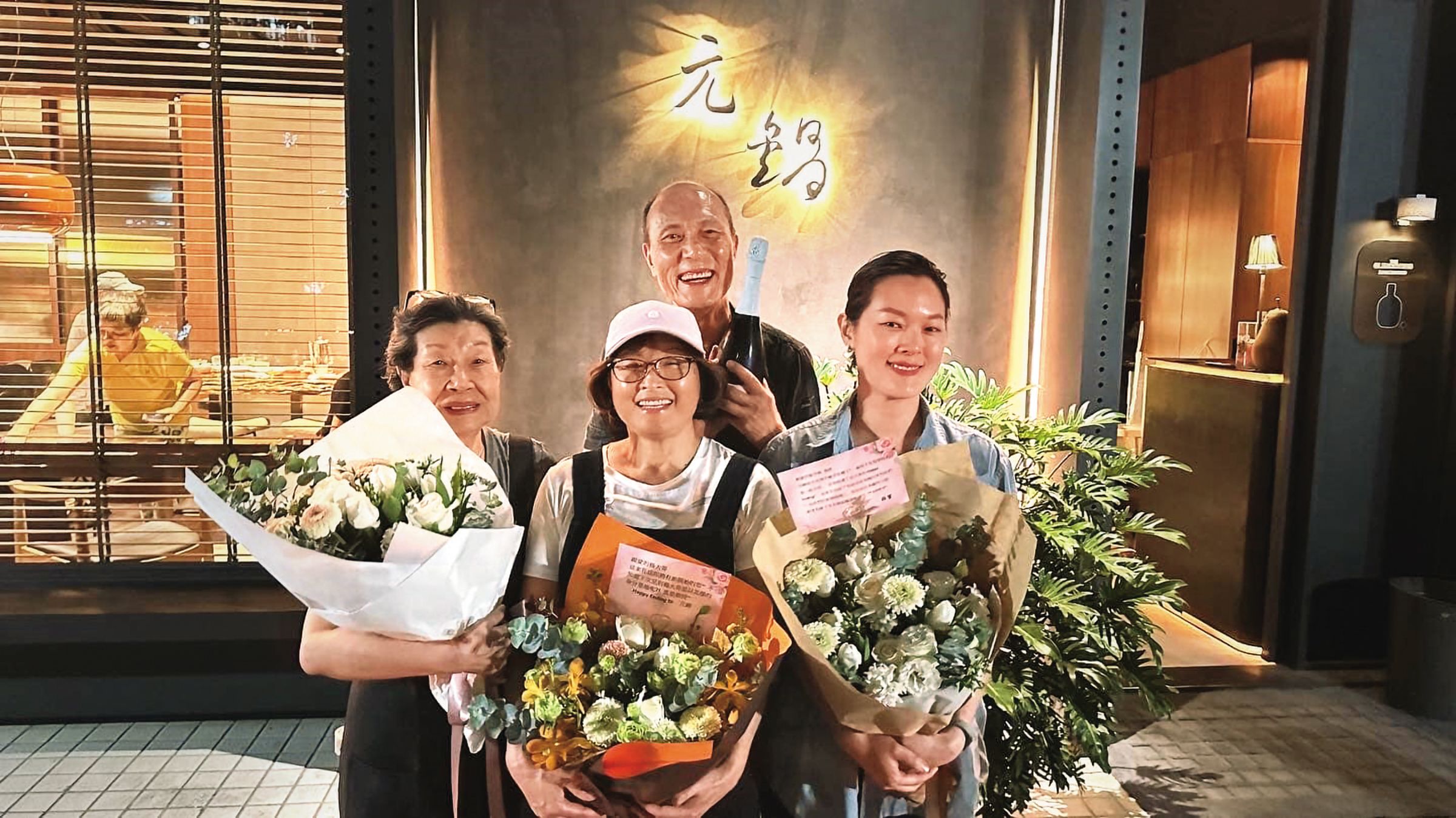 去年楊爸爸(後)經營的「元鍋」火鍋店因法規問題歇業,開業最後一天,楊祐寧的爸媽、姐姐與姑姑在大門外合影告別餐廳。(翻攝自元鍋臉書)