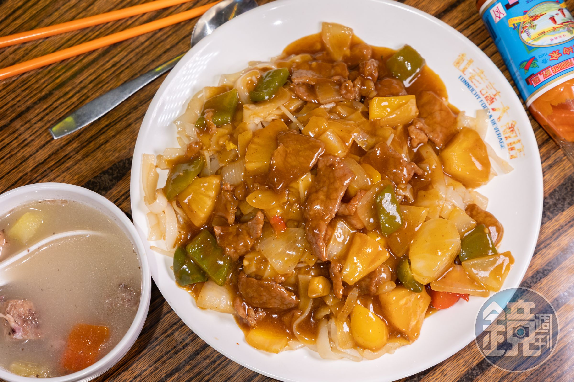 「濕炒沙嗲牛肉河粉」的沙嗲醬原本主要用於烤肉，傳到香港後經常入菜做成香氣十足的炒麵、炒河粉。（港幣64元／份，約NT$244）