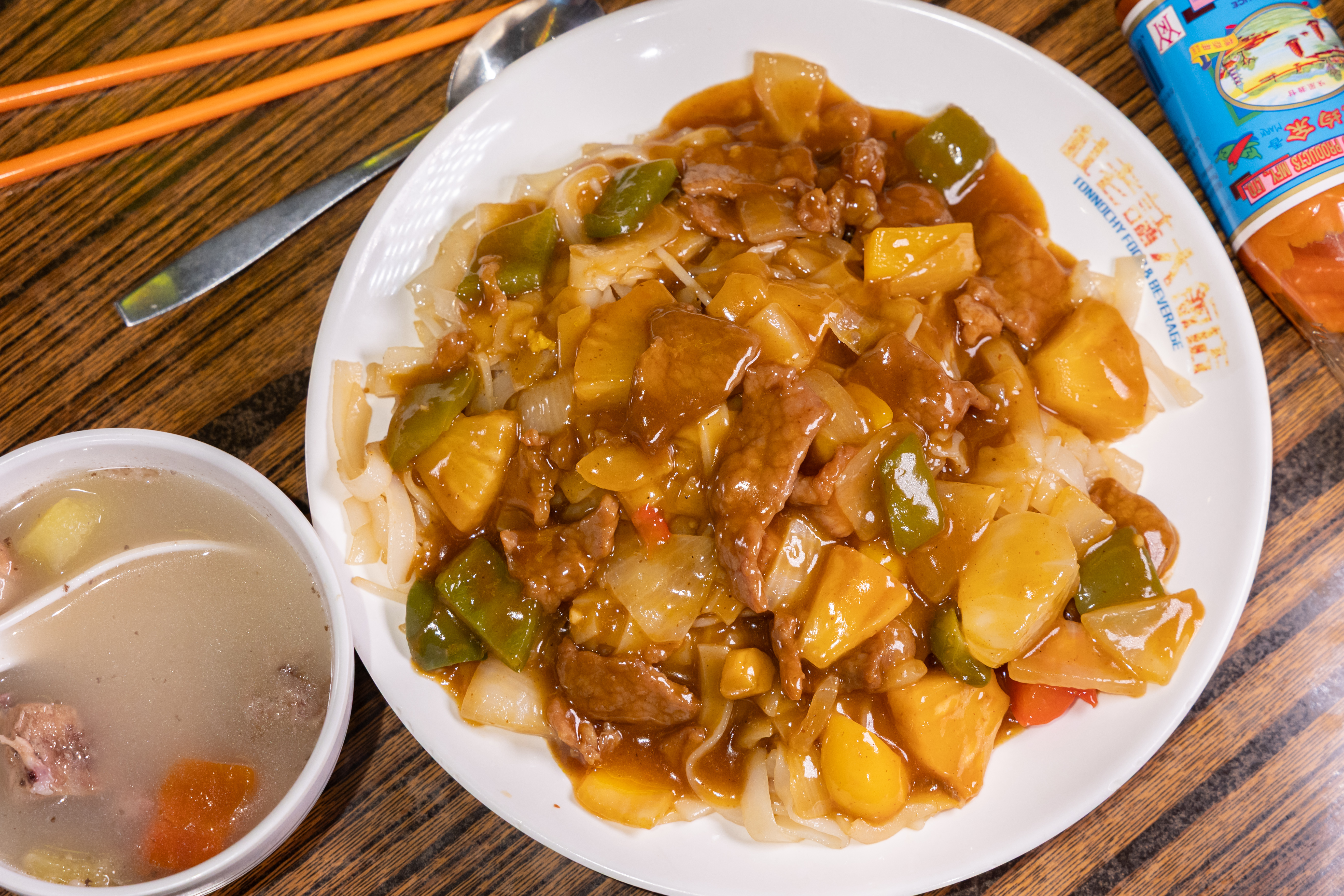 「濕炒沙嗲牛肉河粉」的沙嗲醬原本主要用於烤肉，傳到香港後經常入菜做成香氣十足的炒麵、炒河粉。（港幣64元／份，約NT$244）