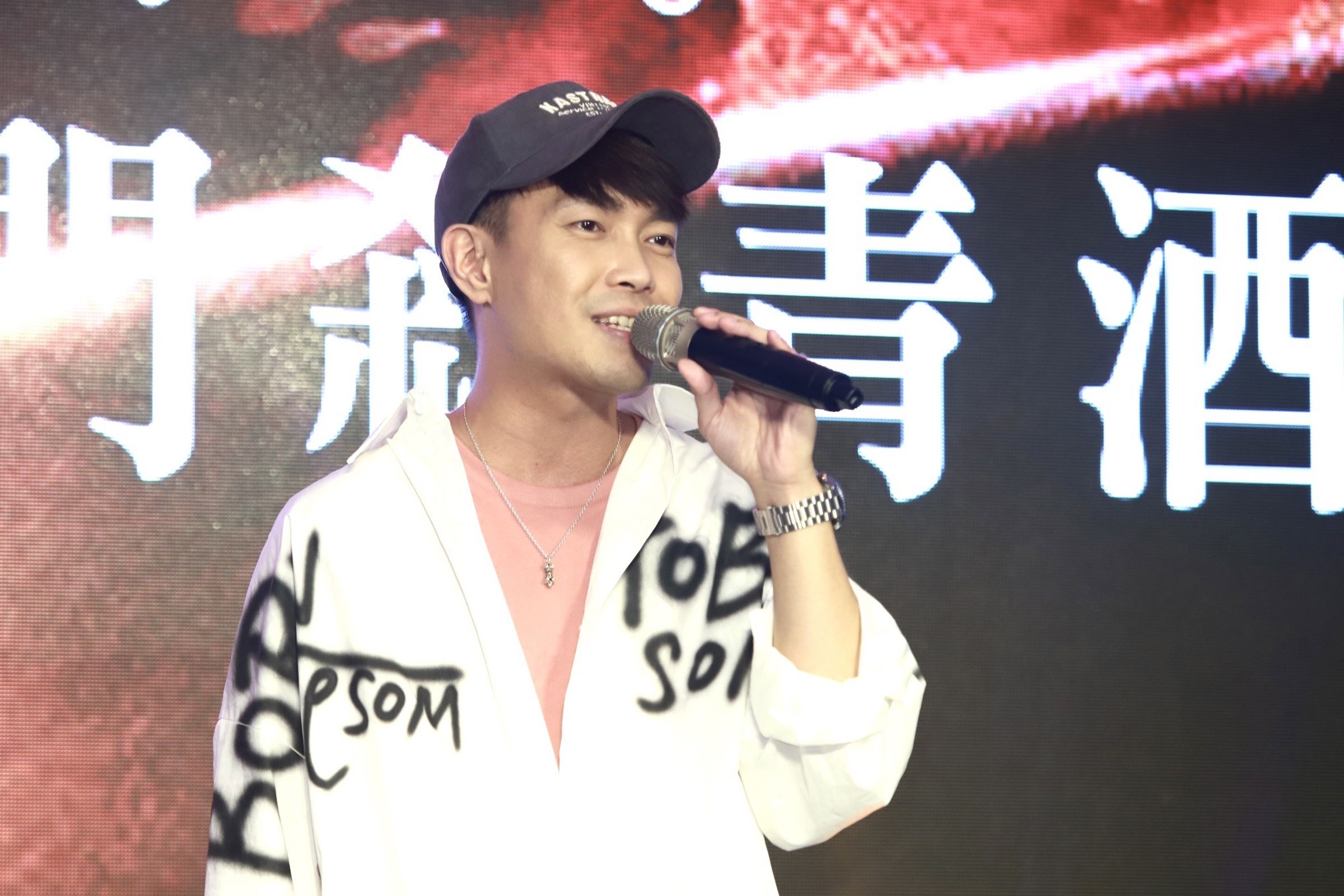 許仁杰昨出席殺青酒開心對書偉獻上祝福。(民視提供)