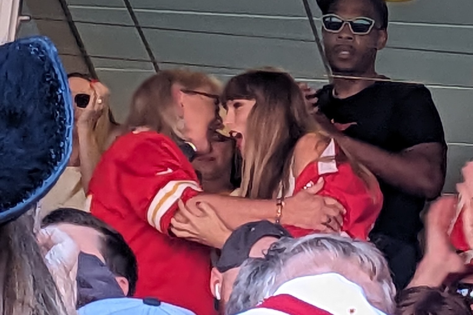 泰勒絲（右）與崔維斯凱爾西的媽媽唐娜（左），在球場觀戰時激動到抱在一起。（東方IC）