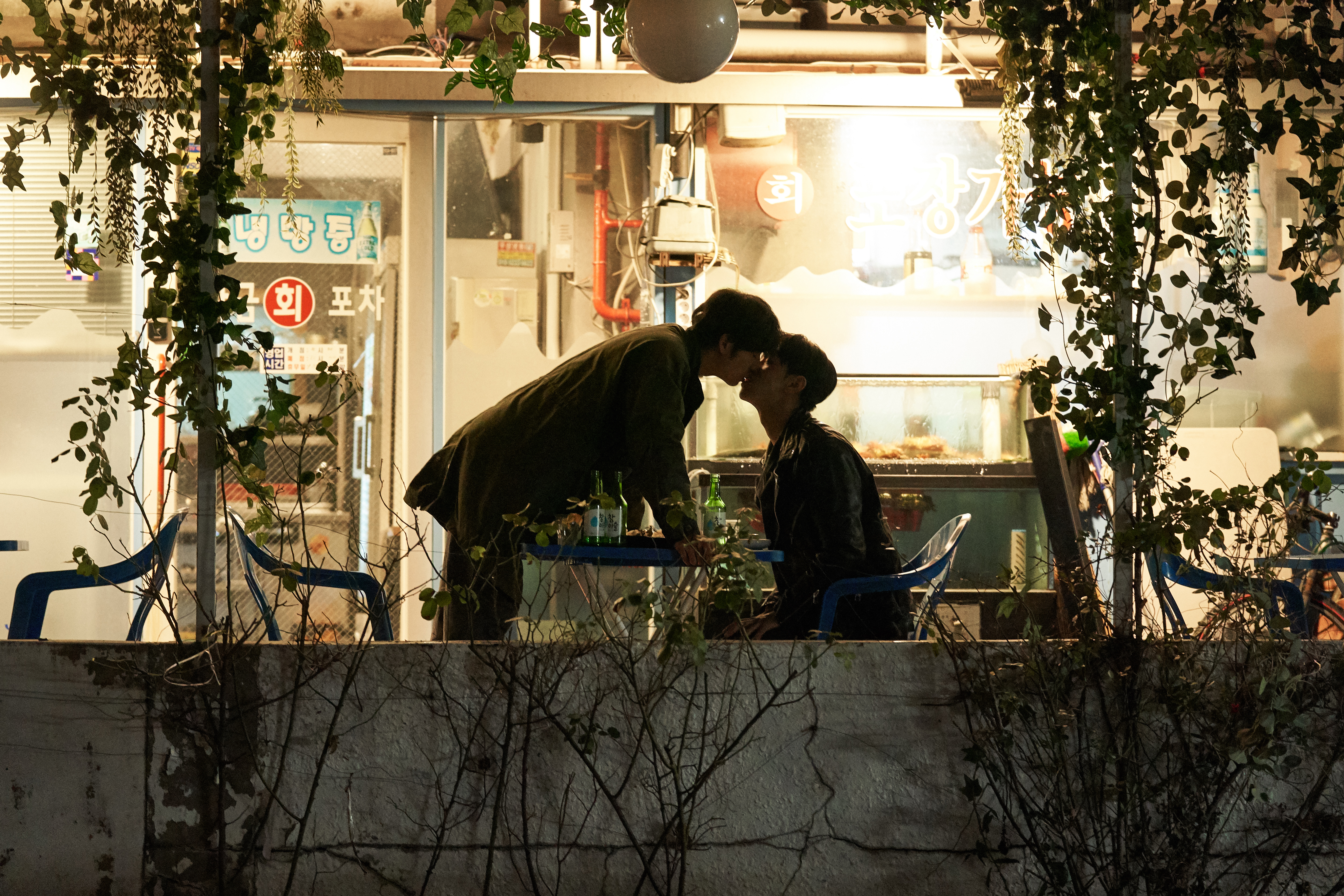 《大都市的愛情法》的〈一片石斑，宇宙的味道〉篇章，由許秦豪導演操刀。（friDay影音提供）