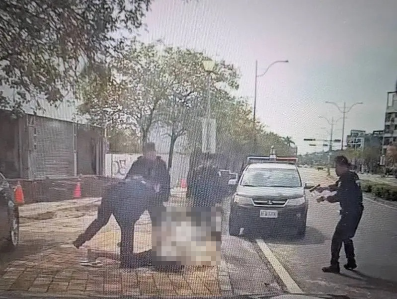 彰化有男子持雙刀在街頭閒晃，警方接獲民眾報案，出動警網到場逮人。（翻攝畫面）