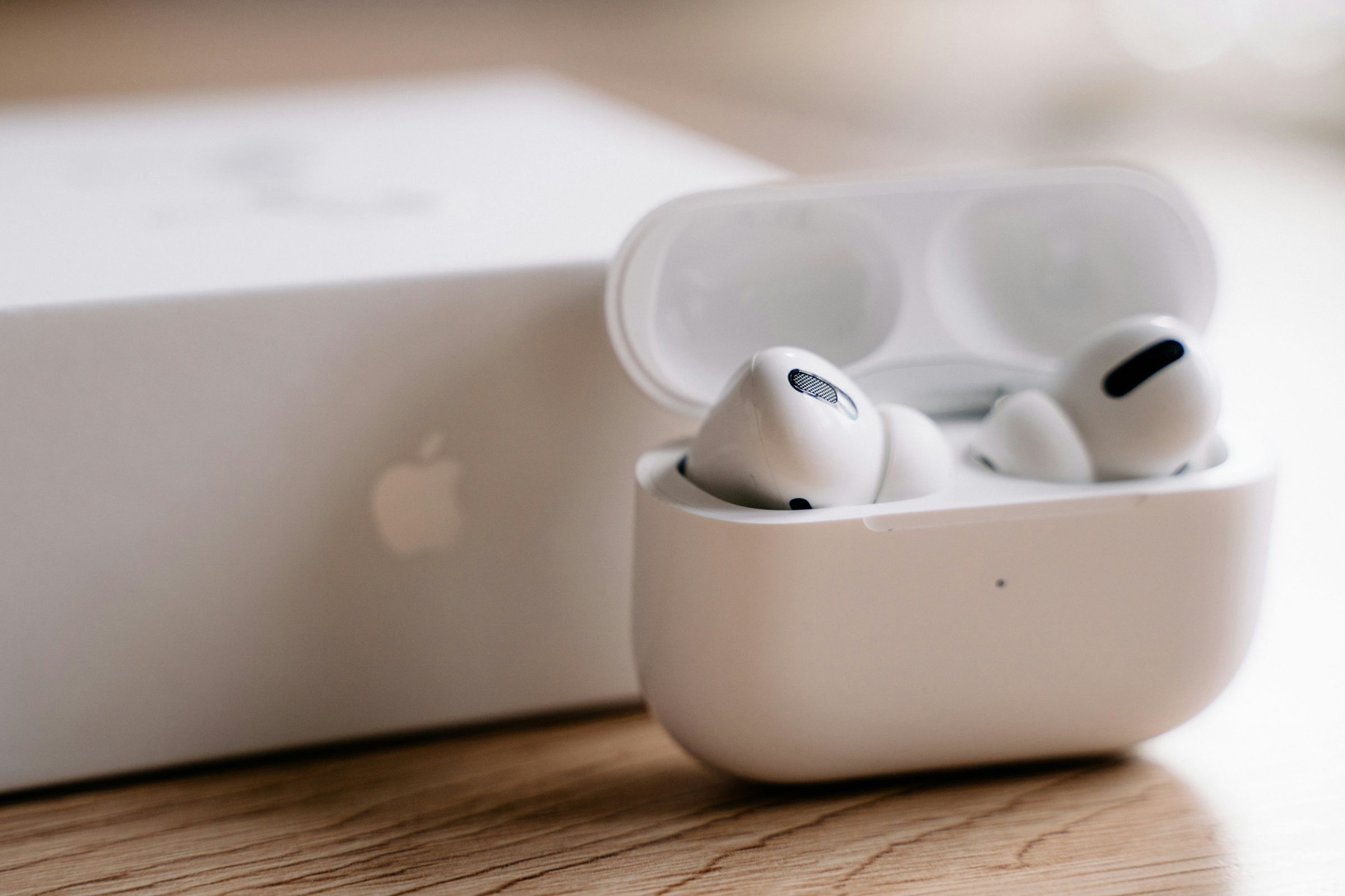 蘋果官方YT頻道教導用戶清潔AirPods Pro系列耳機,點名兩款卸妝水品牌,引發網友歪樓討論。(翻攝自Unsplash圖庫)