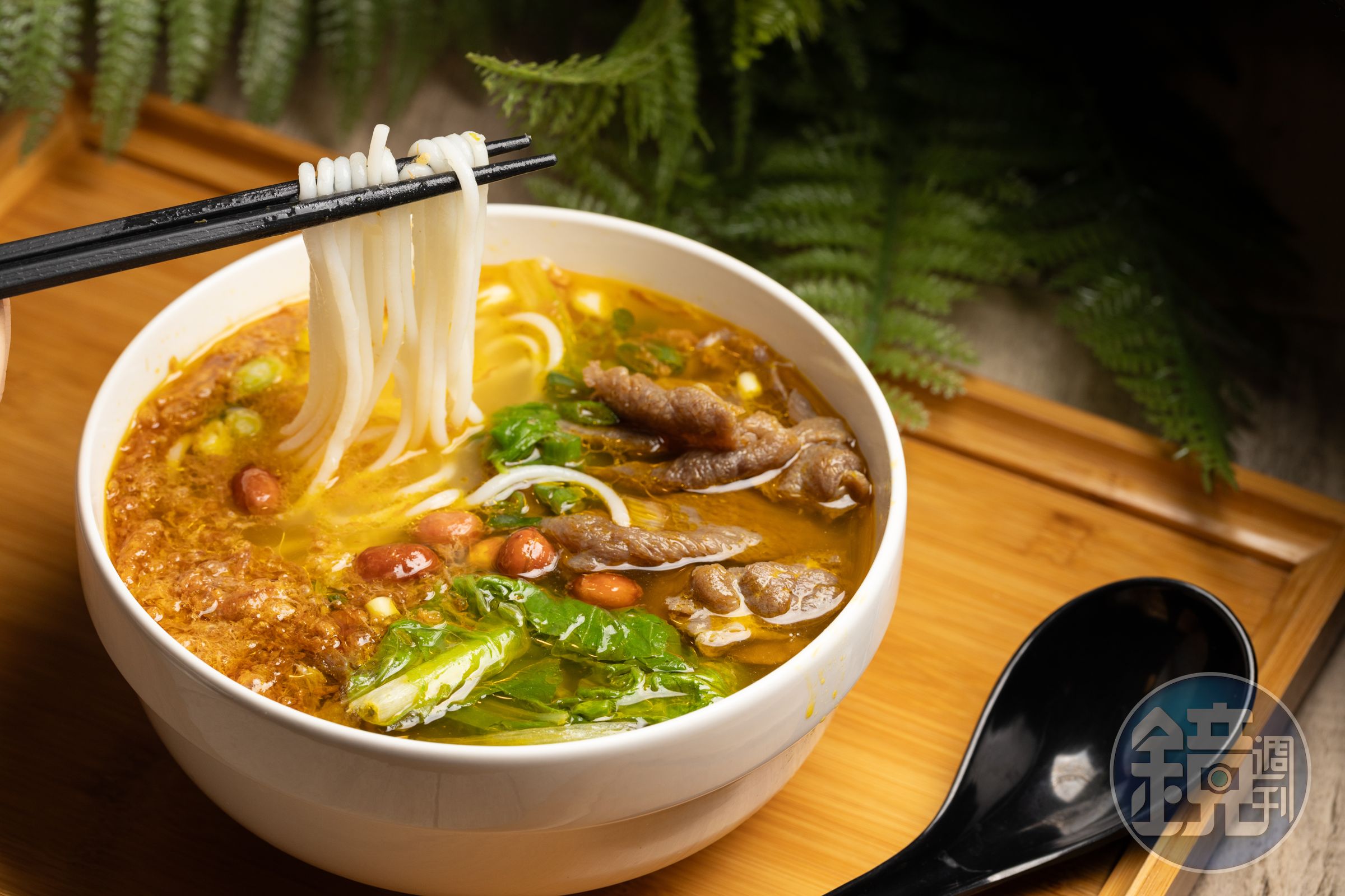 苗妞的藤椒蔬菜金湯「米其林2星金湯牛肉」曾獲杜拜國際風味米其林2星肯定,使用泡椒、藤椒與南瓜等蔬菜熬煮而成。(120元/份)