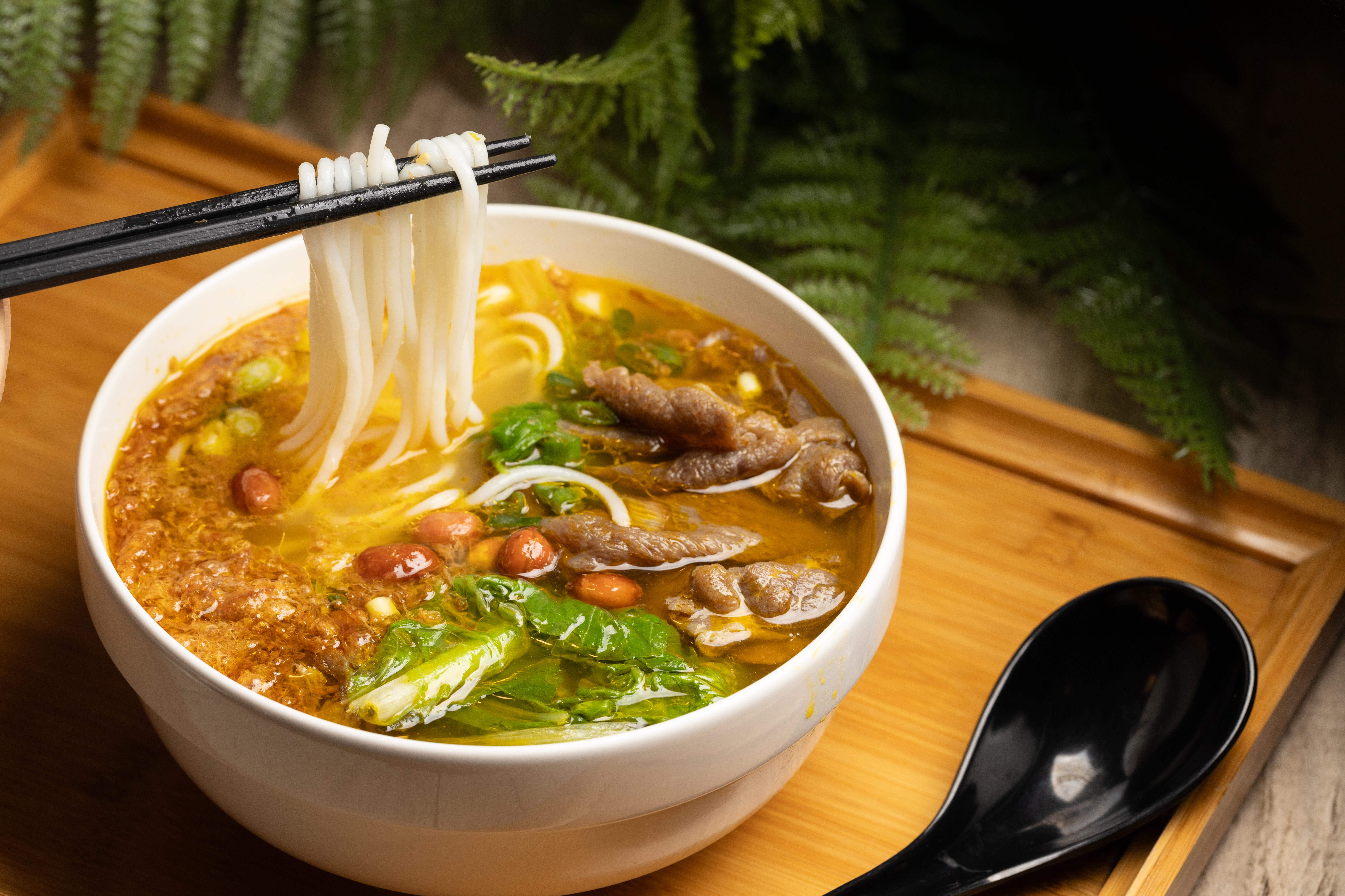 苗妞的藤椒蔬菜金湯「米其林2星金湯牛肉」曾獲杜拜國際風味米其林2星肯定，使用泡椒、藤椒與南瓜等蔬菜熬煮而成。（120元／份）