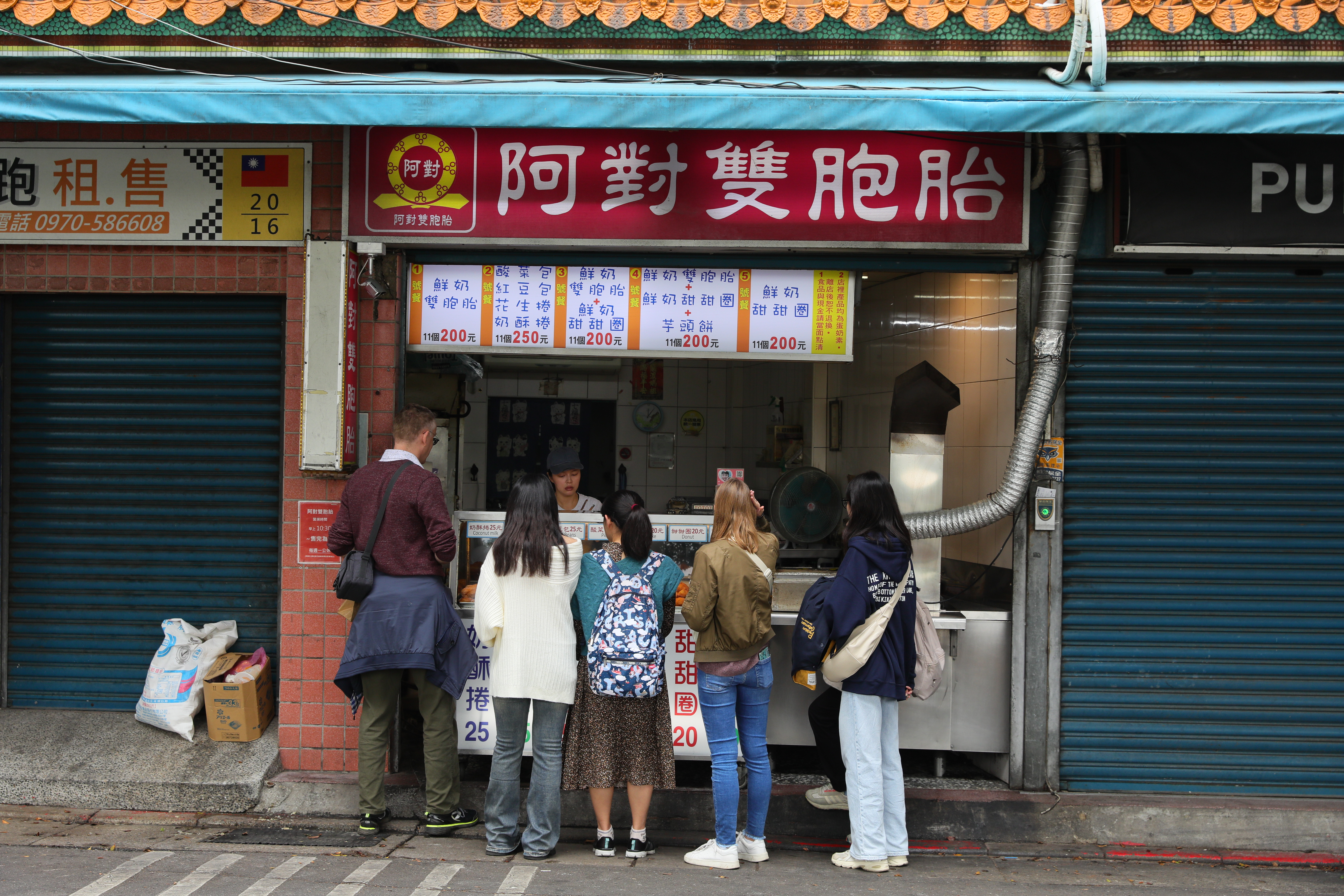 阿對雙胞胎就開在關渡宮下方，小小店面總是擠滿人潮，平日雖不用排隊，但客人上門不間斷，不少人為了它專程開車而來。
