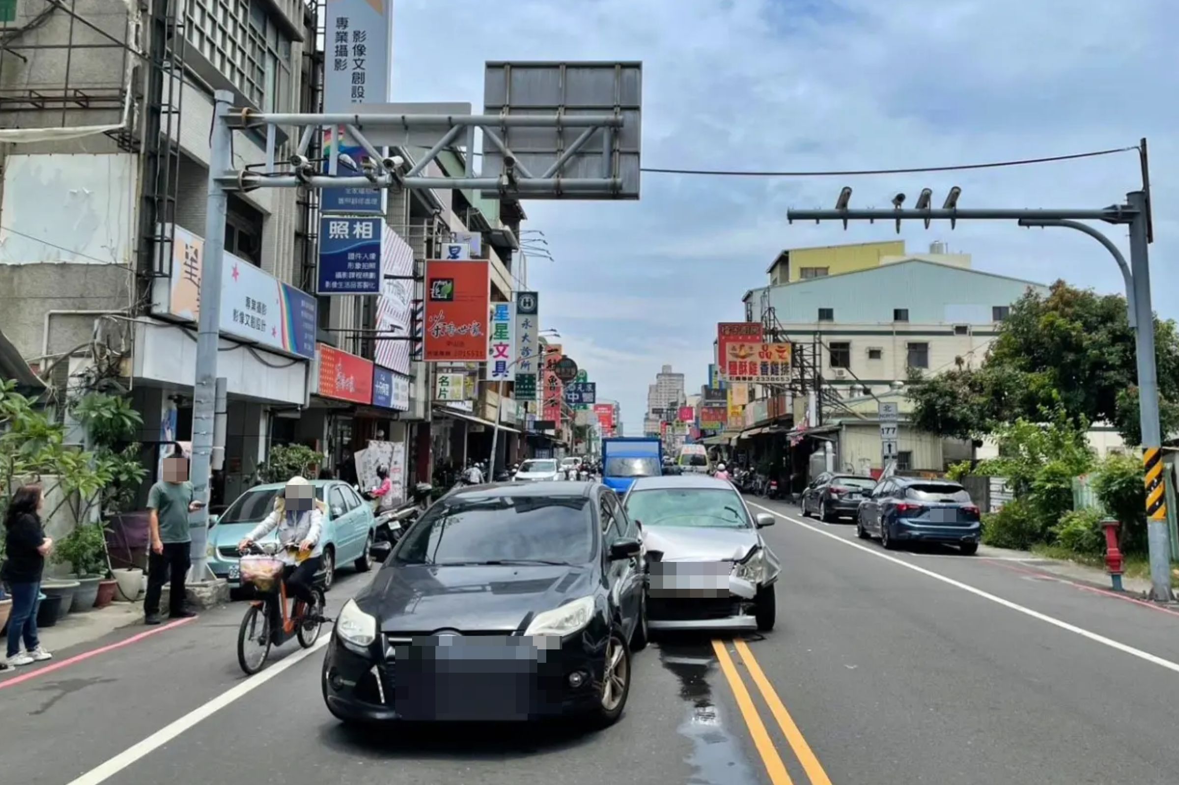 台南市永康區今上午11點多發生逆向暴衝車禍事件，連續撞上2台汽車、5台機車。（翻攝畫面）