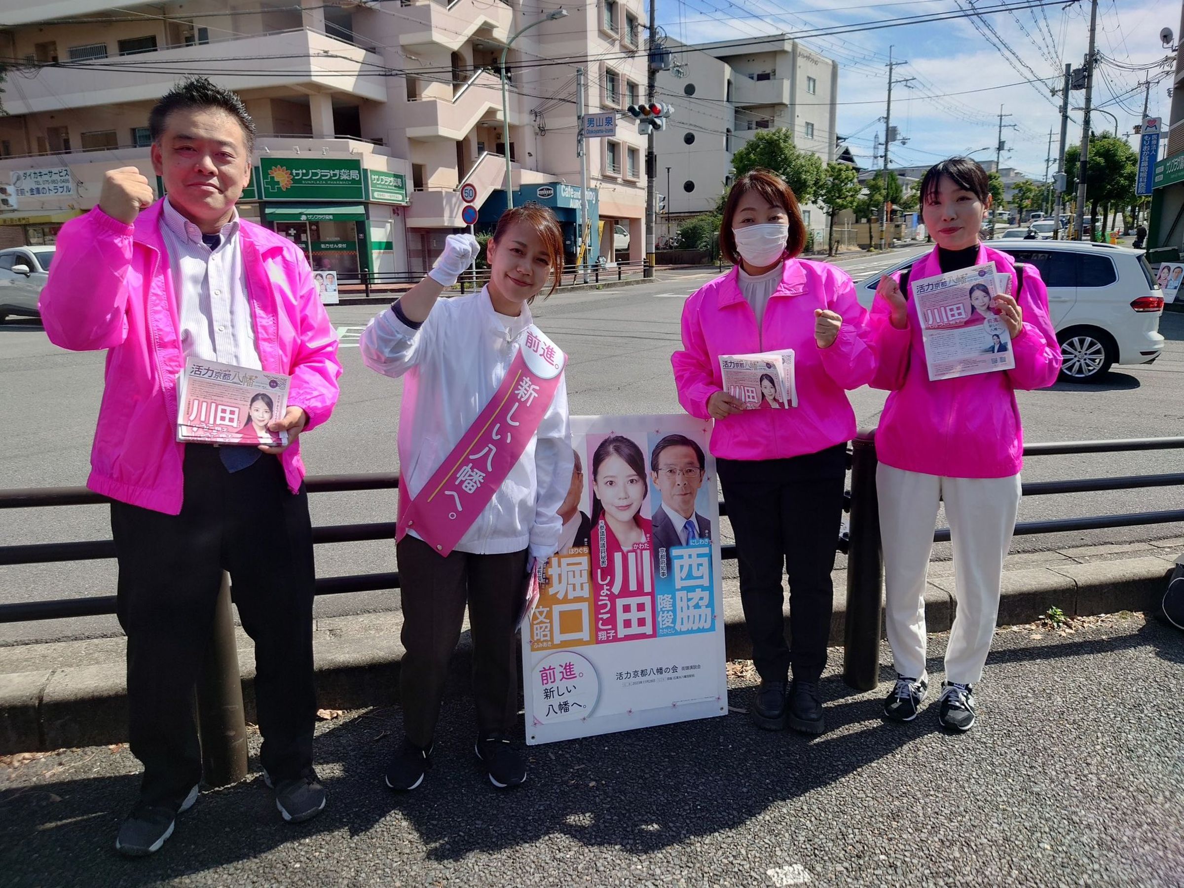 1990年出生的川田翔子（左二）成為日本史上最年輕的女市長。（翻攝自@shoko_kawata X）