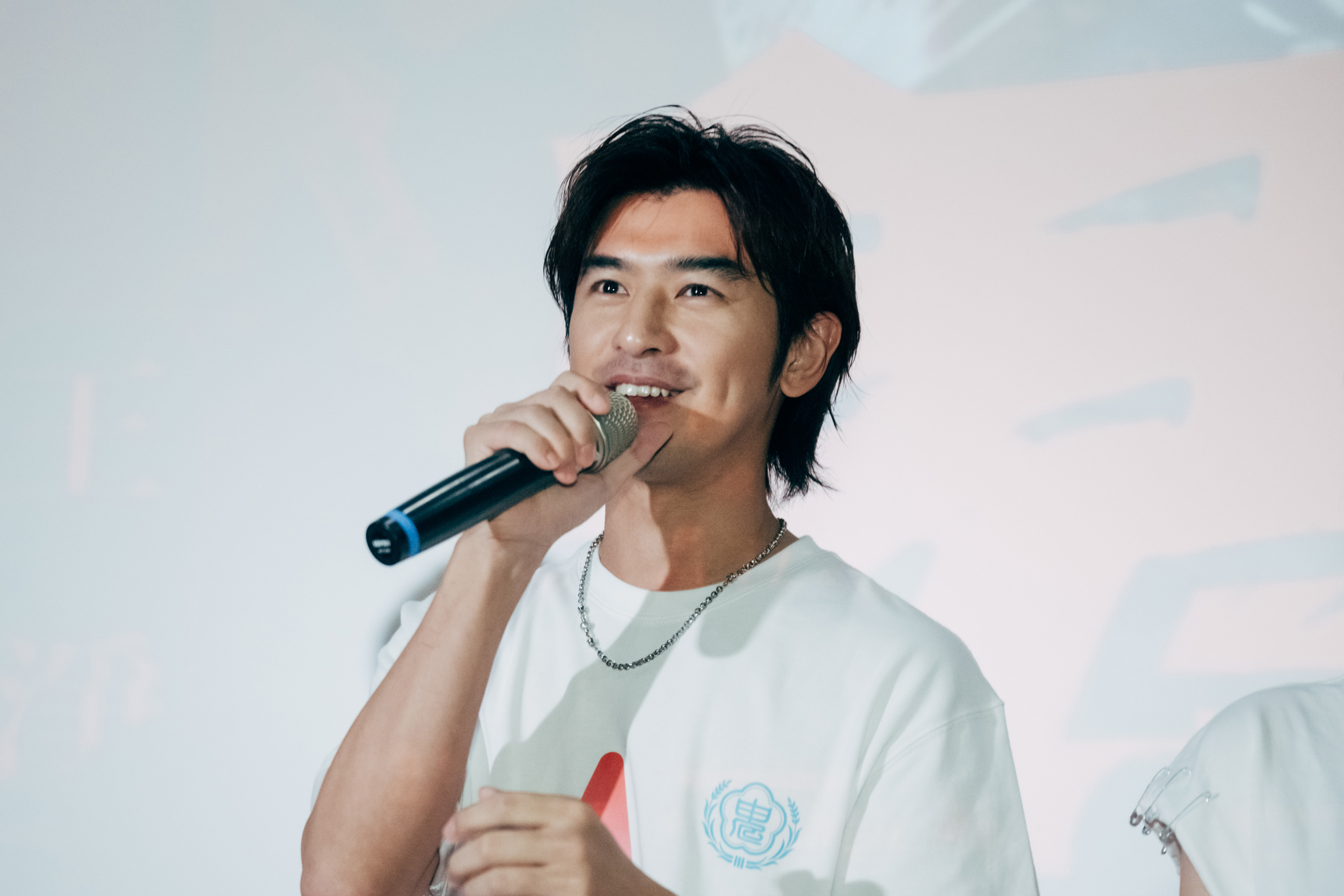 看完特映的觀眾都希望陳柏霖能現場清唱戲裡模仿90年代偶像金曲的單曲〈愛的視線〉，他卻表示不能輕易表演。（牽猴子提供）