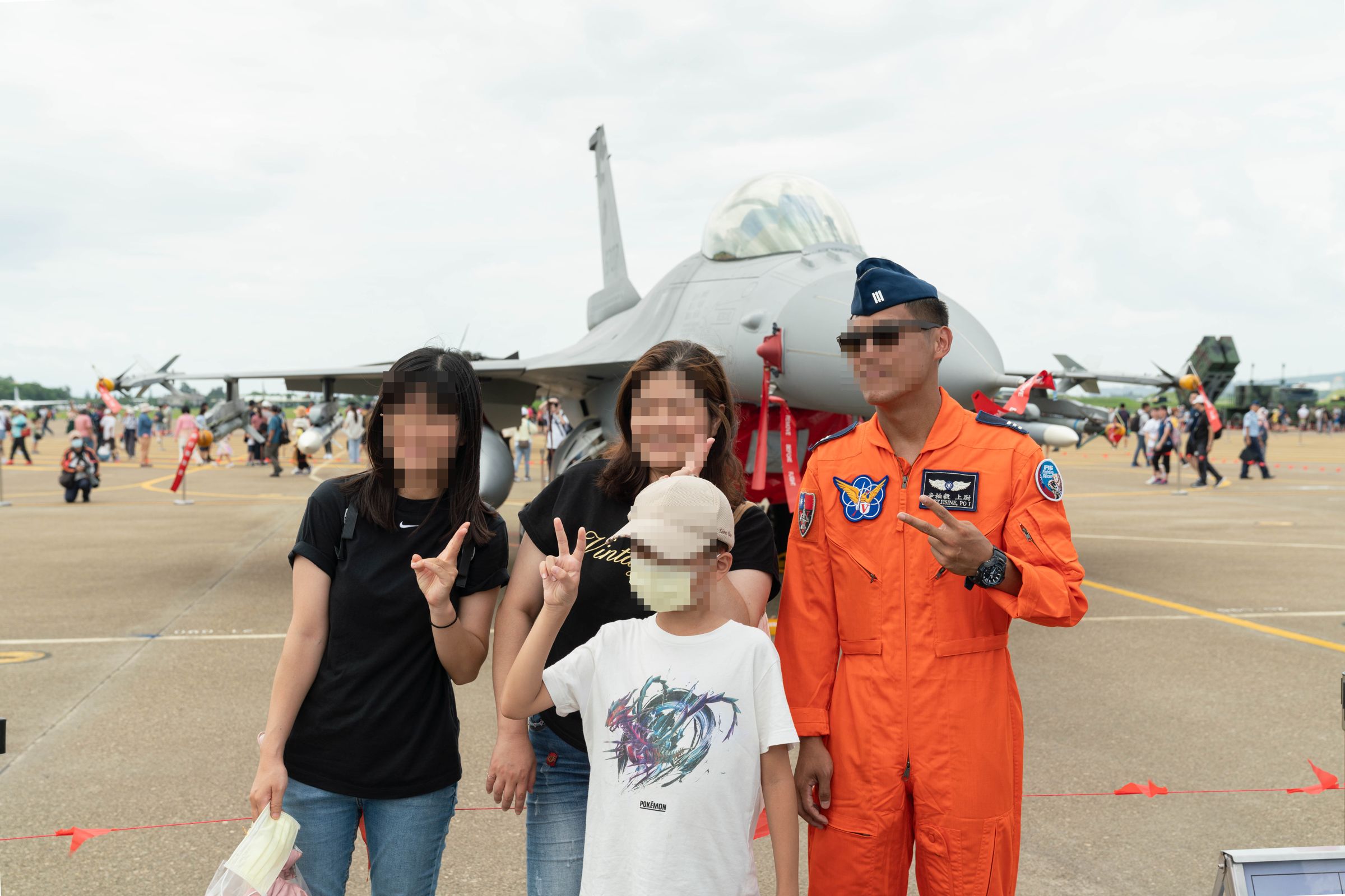 空軍上尉飛官辛柏毅(最右)甫新婚去國外度蜜月,未料返隊後旋即發生意外。(翻攝台中市政府官網)