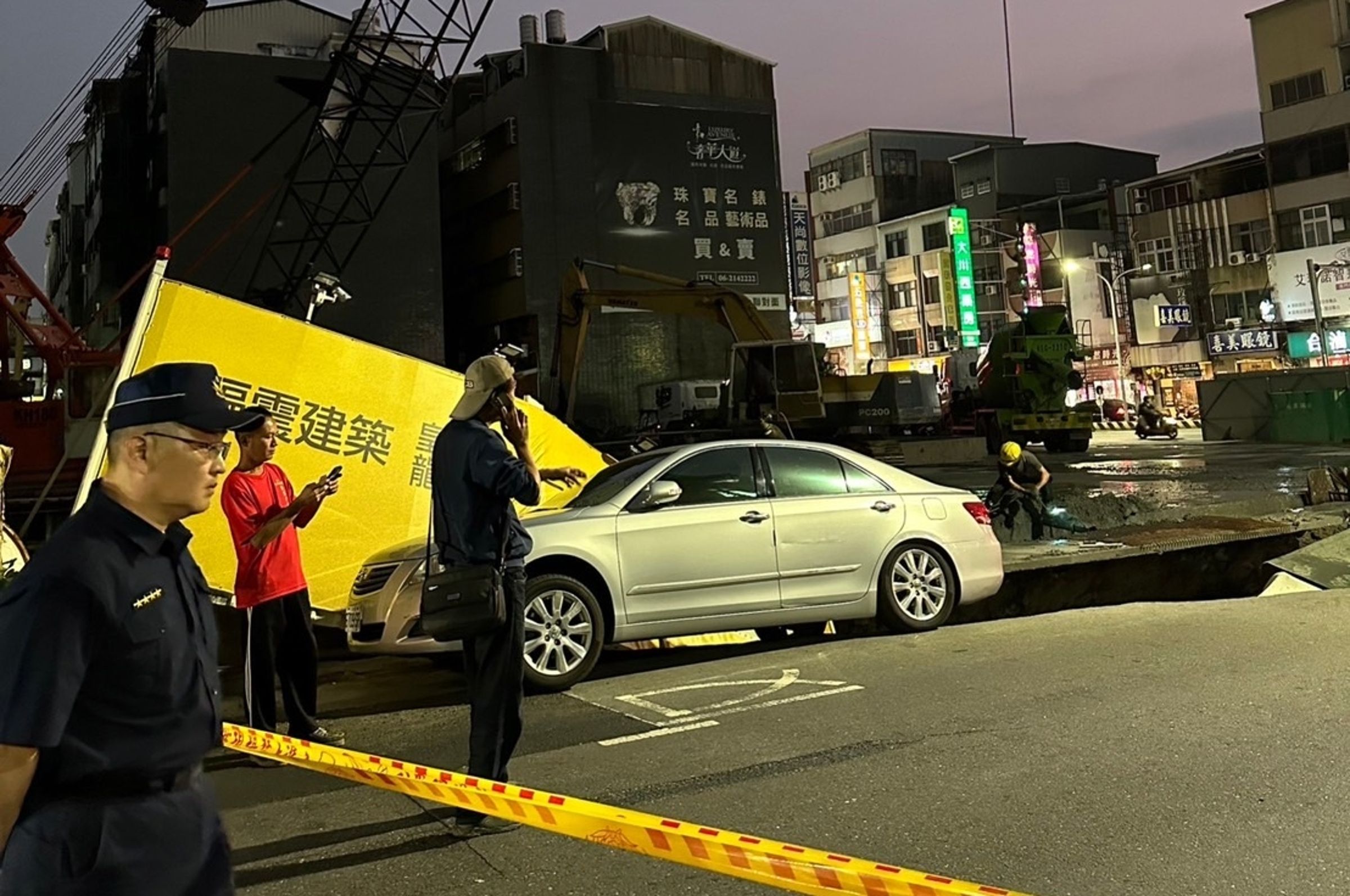 台南市區驚見10公尺長大天坑，加上晚間又有吊車傾倒、吊臂倒塌，畫面曝光嚇壞許多民眾。（翻攝自黃偉哲臉書）
