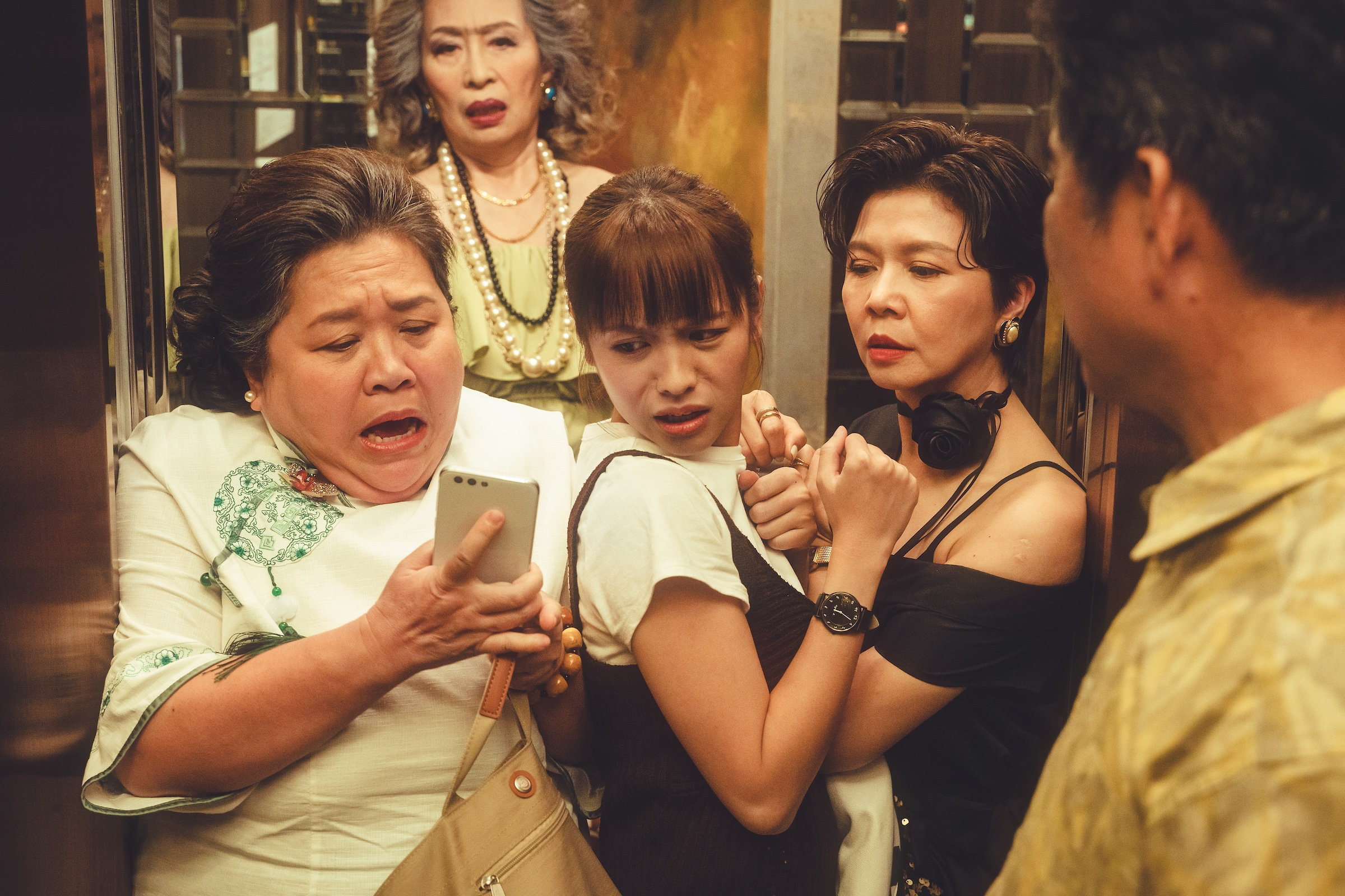 鍾欣凌（左）在《我的婆婆2》陷入婆媳問題困境。（公視提供）