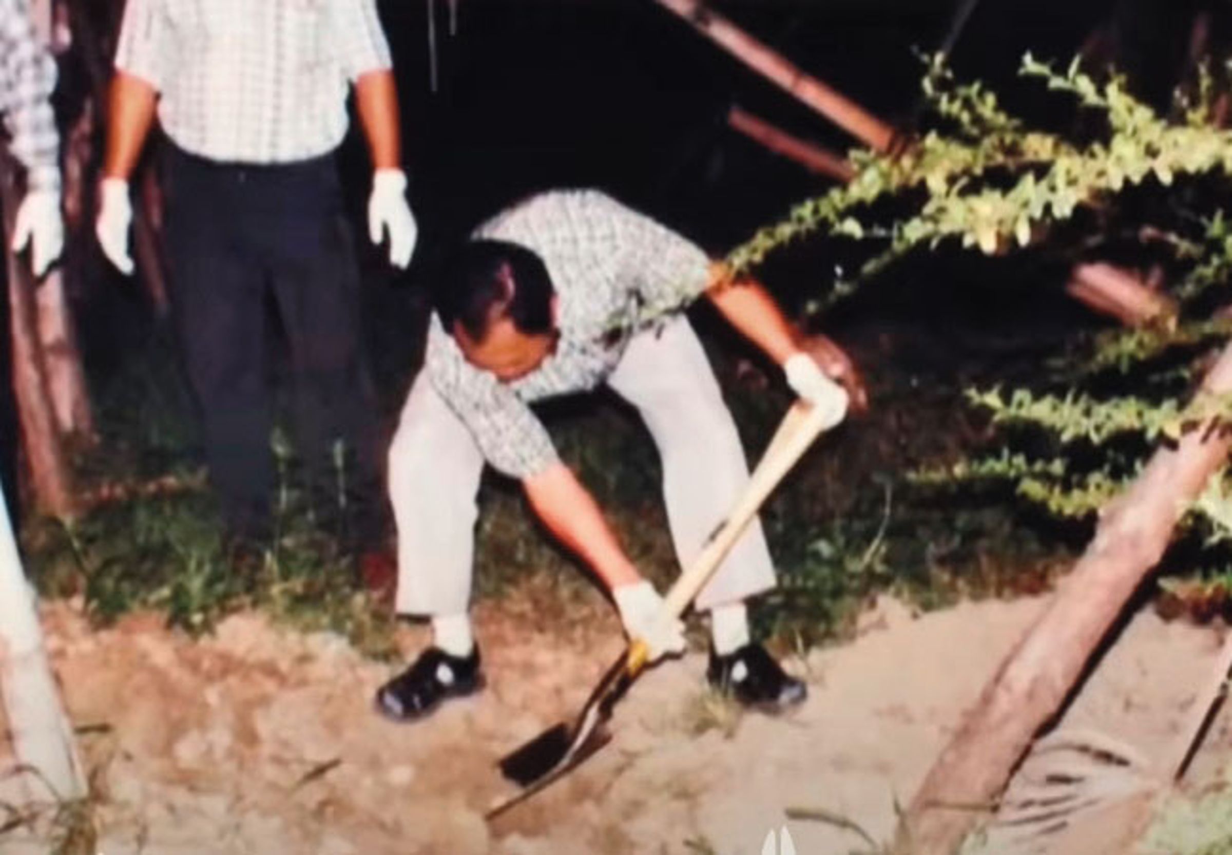 葉原宏坦承殺害鄭女後,帶著警方到一處公園挖掘屍體。(翻攝畫面)