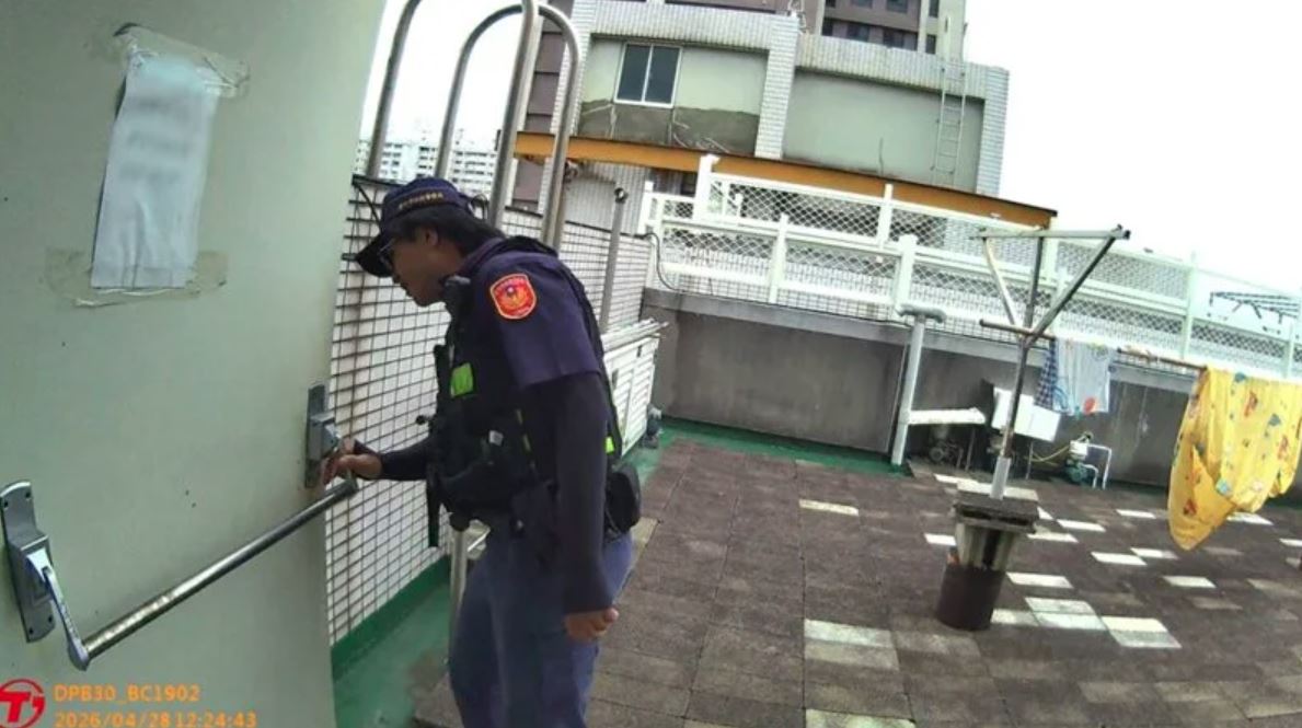 台中一名女子日前在頂樓曬衣服遭反鎖，所幸遇上巡邏員警聽見呼救聲，才順利脫困。（警方提供）