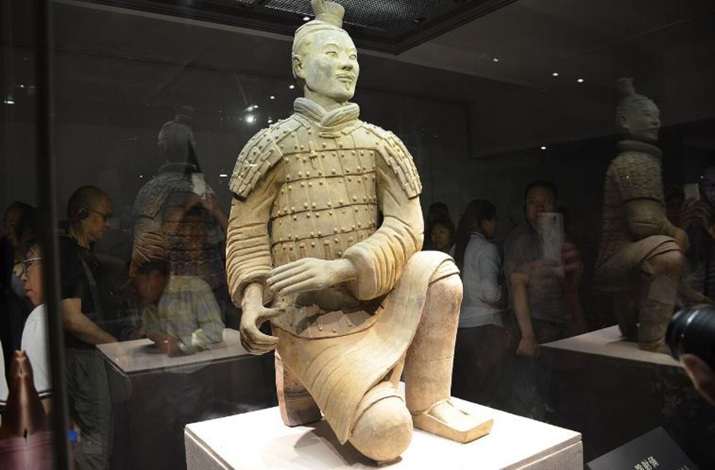 秦始皇陵兵馬俑坑出土的跪射俑中,僅此一尊臉部呈現淡綠色,被視為極罕見文物。(翻攝自維基百科)