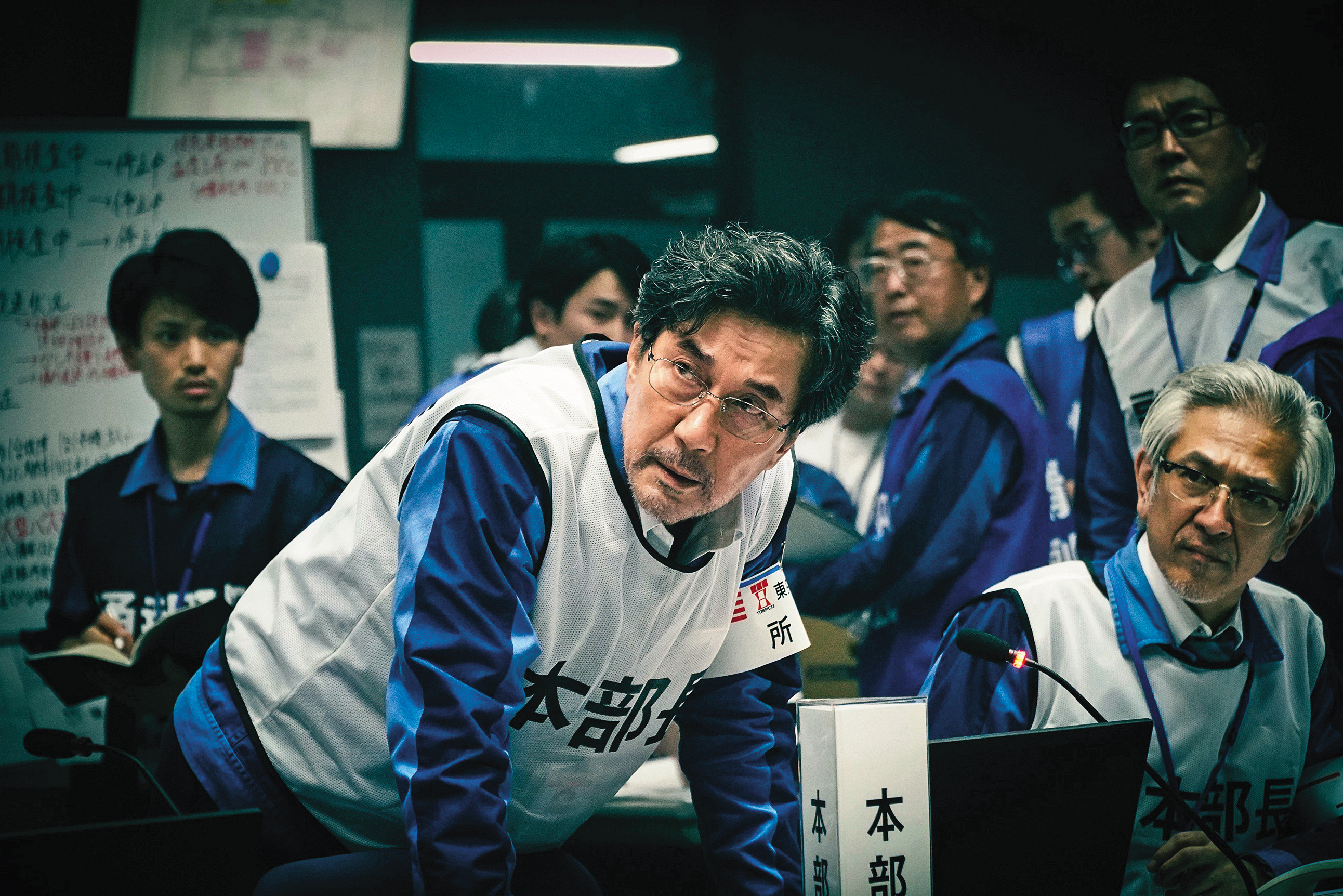 役所廣司(前排左)主演的《核災日月》改編自福島核災事件,上架後登上Netflix非英語節目週榜第5名。(Netflix提供)