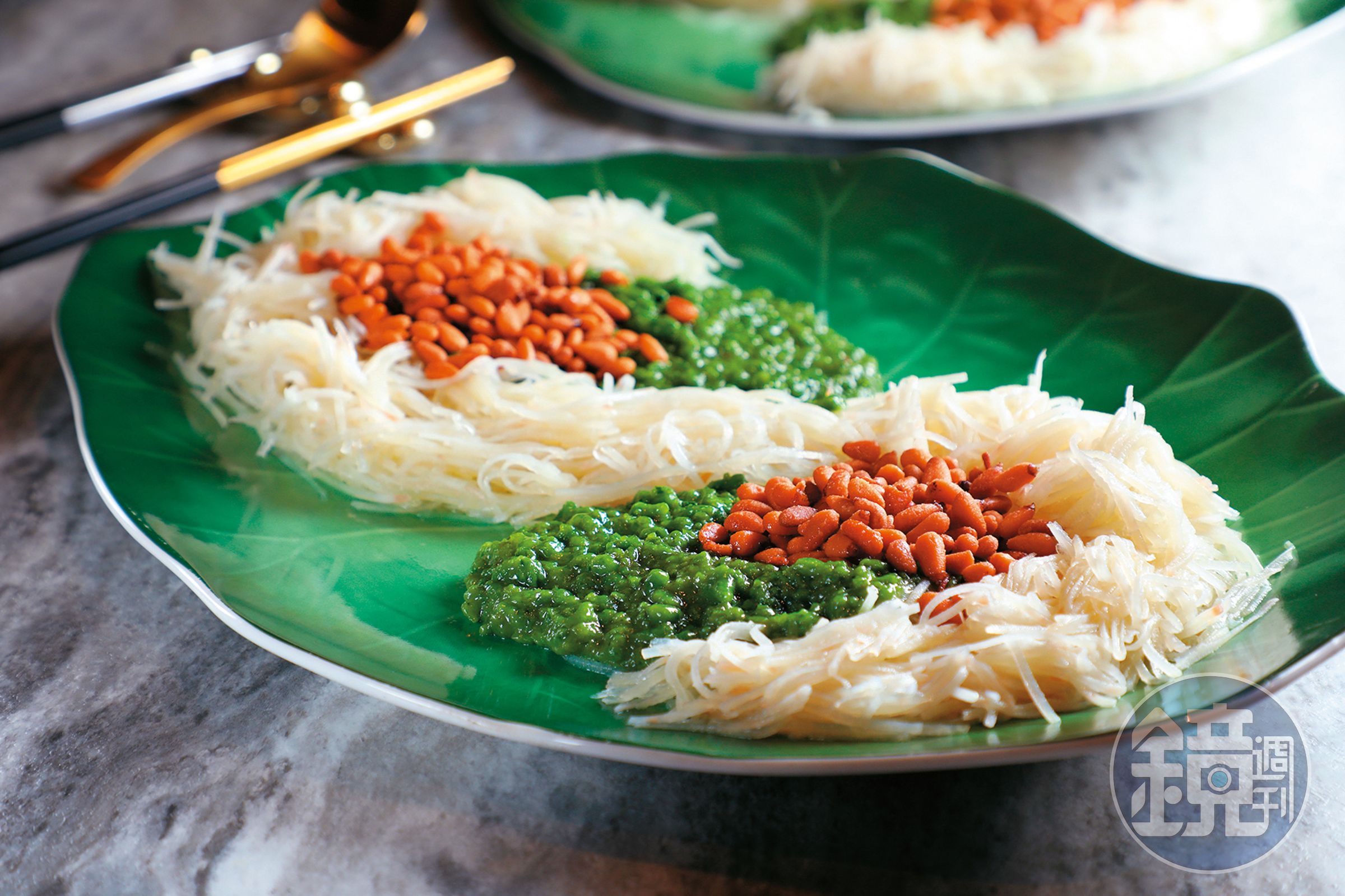 「翡翠松子金豆絲」雖是素菜，也用心擺成太極形狀。