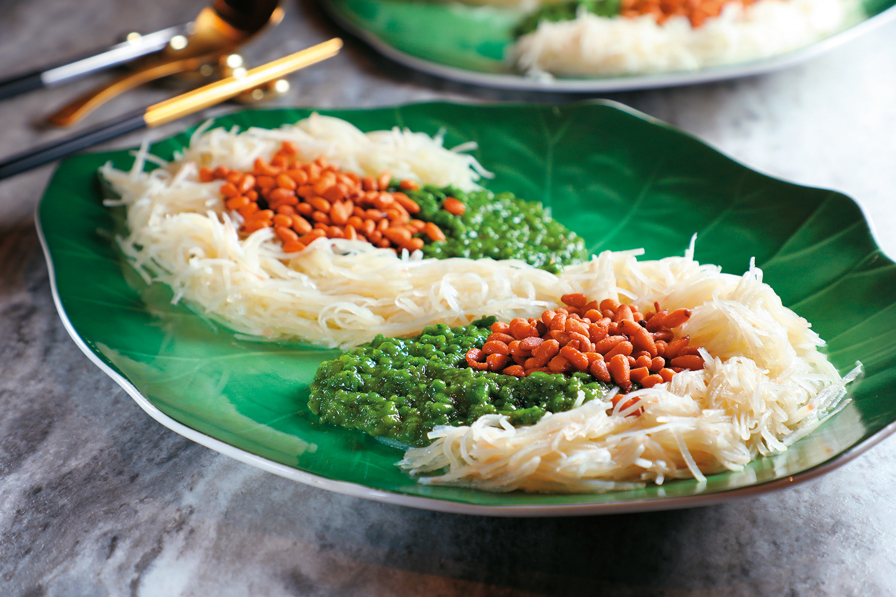 「翡翠松子金豆絲」雖是素菜，也用心擺成太極形狀。