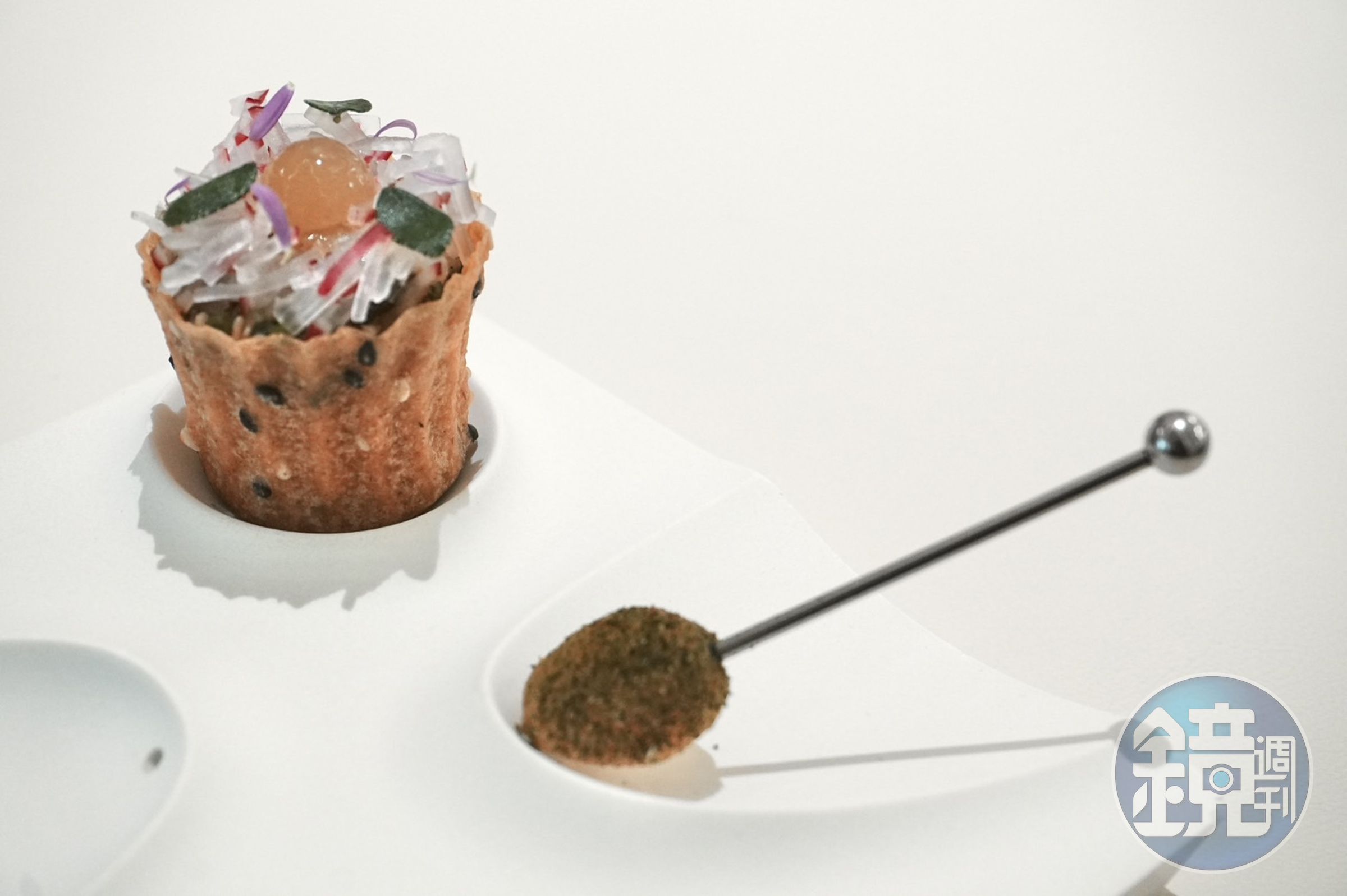 代表苦味的小點「⿂肝芝麻杯與山椒銀杏」,在芝麻⾦杯中以加入昆布油、秋⼑⿂醬汁的秋⼑⿂⾁,搭配旁邊炭烤過撒上海苔與山椒粉的銀杏。