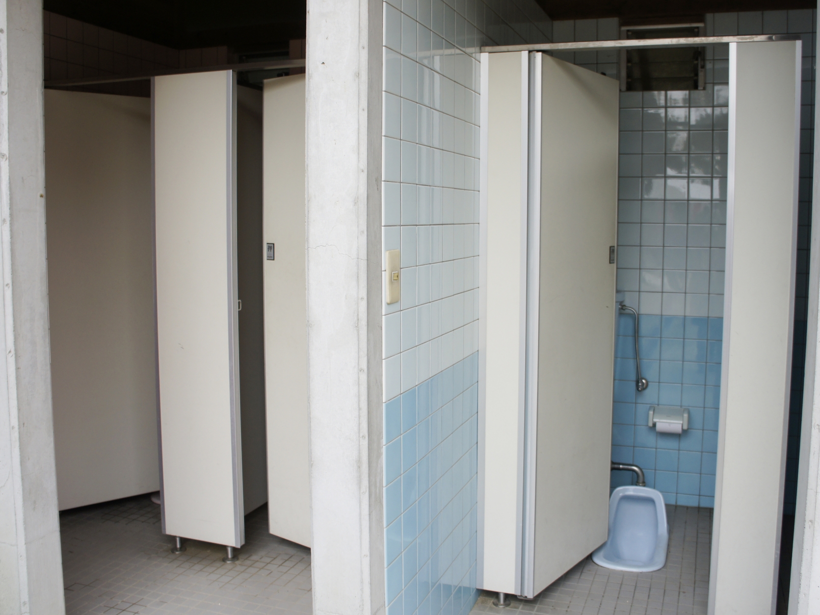 花蓮驚傳狼師偷拍案，一名代理教師竟偷拍國小女童上廁所。（示意圖，photoAC提供）