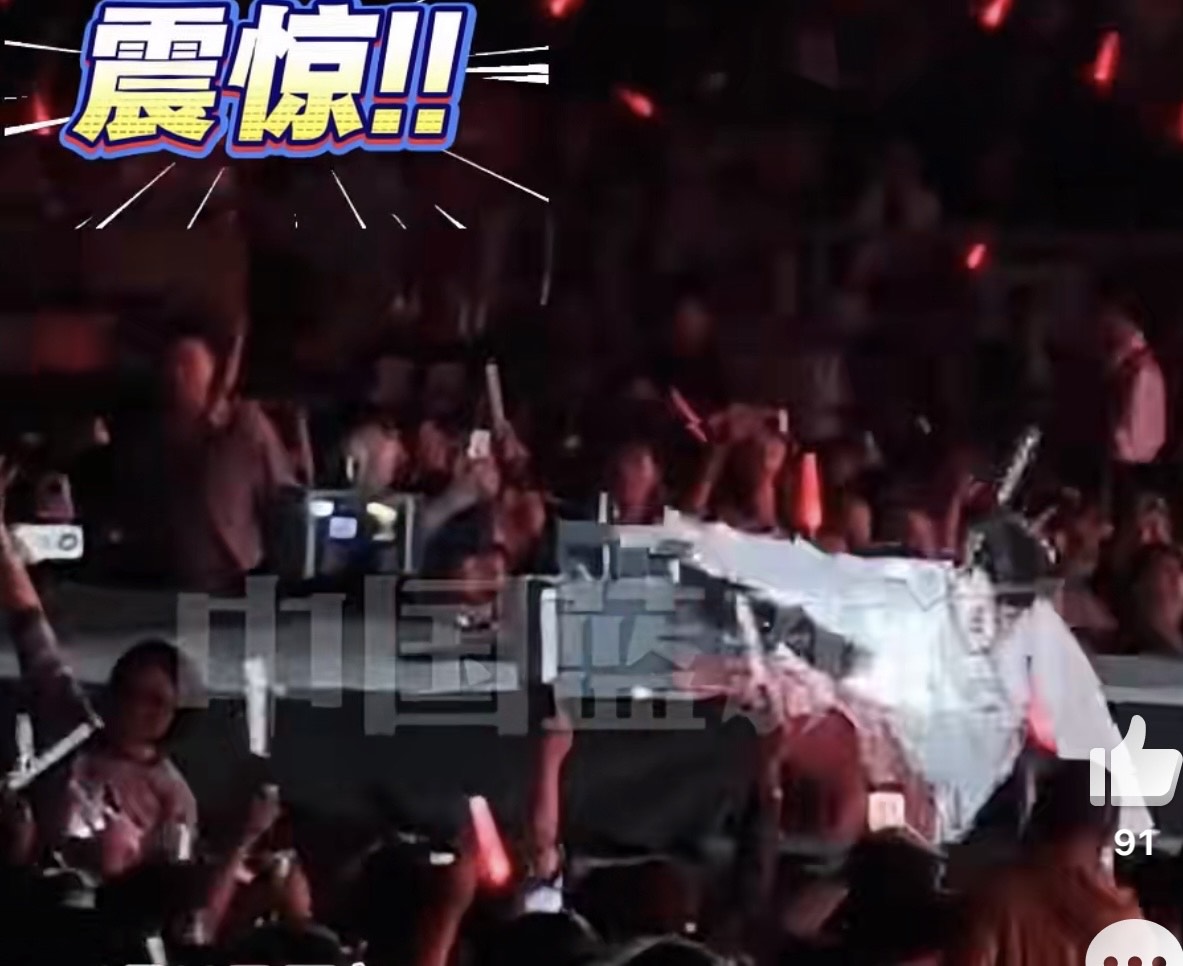 楊宗緯意外跌落舞台瞬間。（翻攝自微博）