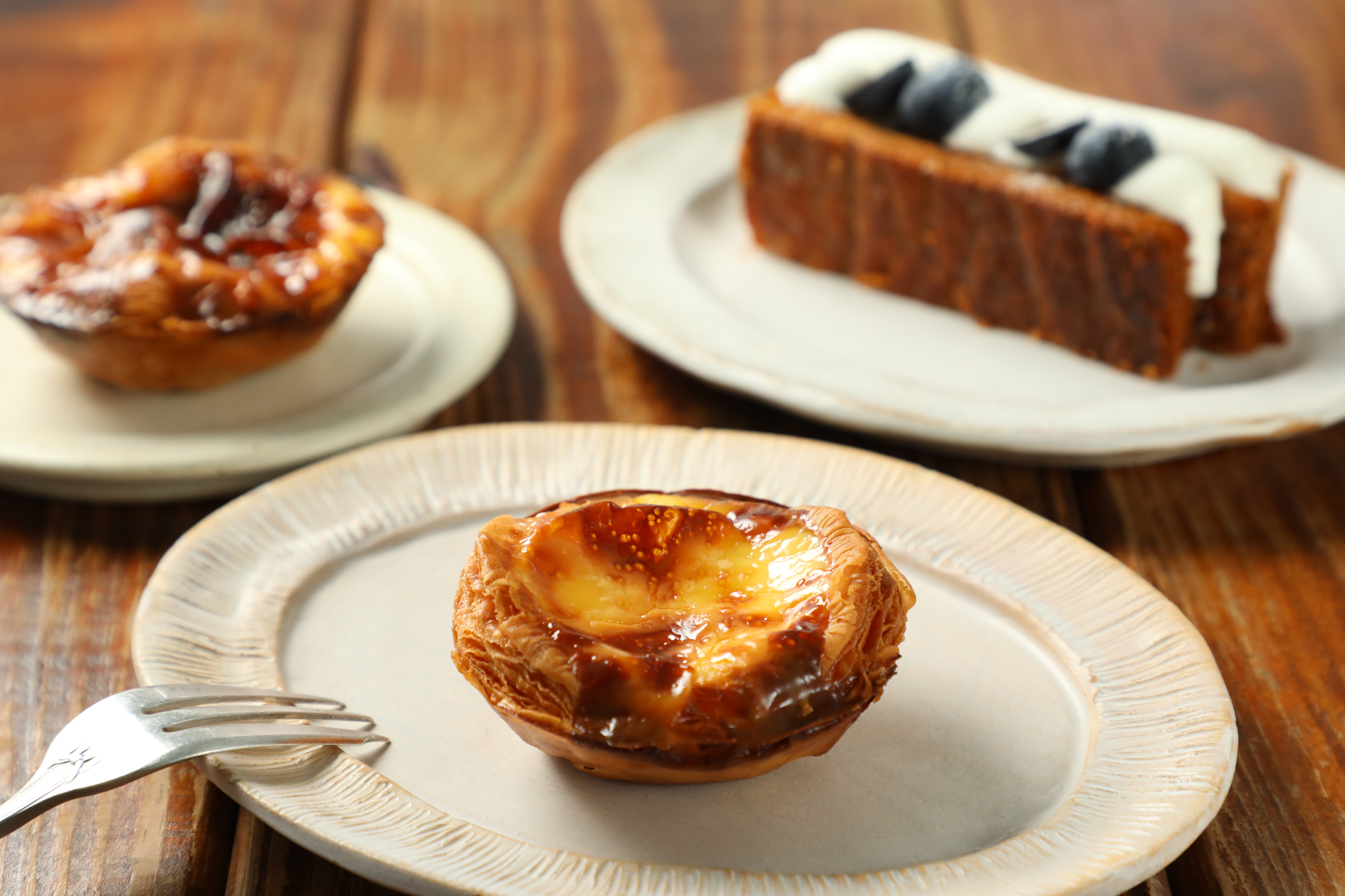 位於恆春巷弄內的「覓manmade」是當地的人氣麵包店，店內販售的「葡式蛋塔」（前，45元／個）與「拿破崙千層」（後，120元／個）都是熱銷商品。