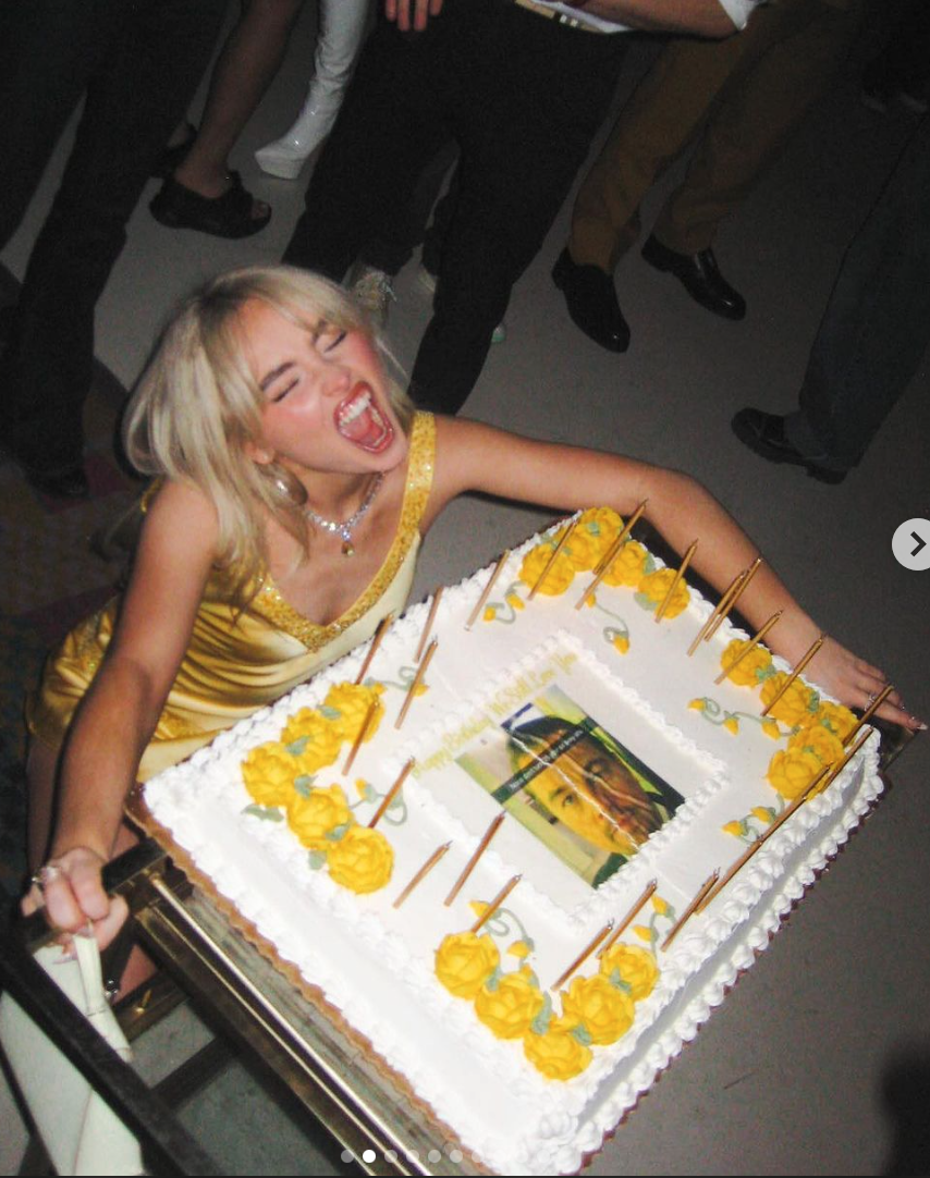 莎賓娜卡本特過25歲生日，蛋糕意外成為網路迷因。（翻攝自Sabrina Carpenter官方Instagram）