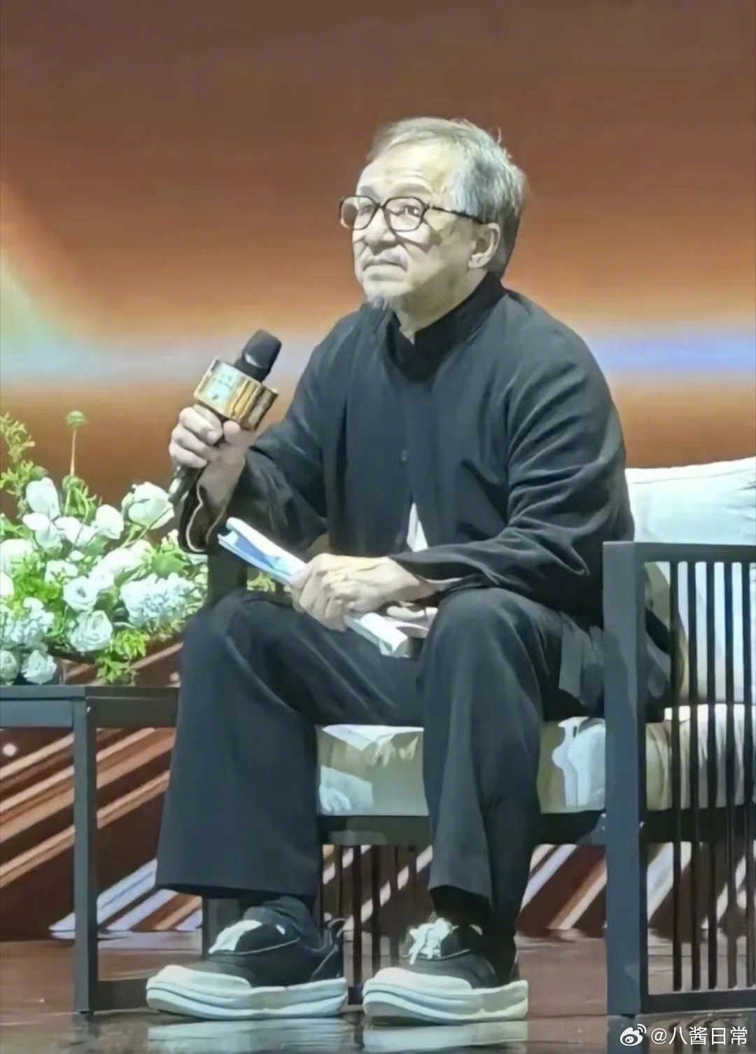 據悉成龍是為拍新戲做準備，他將飾演一名罹患阿茲海默症的老翁。（微博圖片）