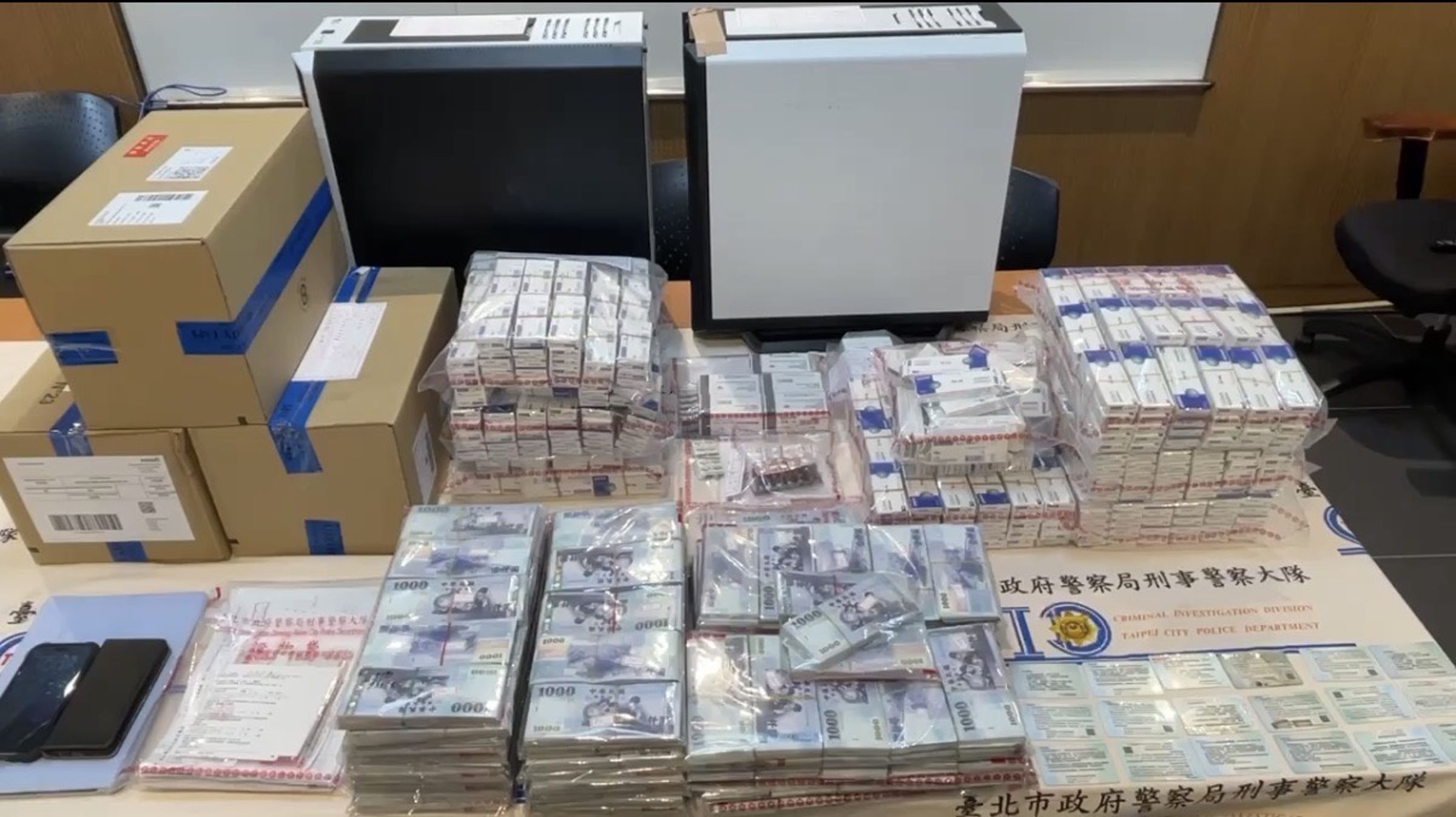 警方在診所內查扣大量管制安眠藥品及1,629萬元現金。翻攝畫面